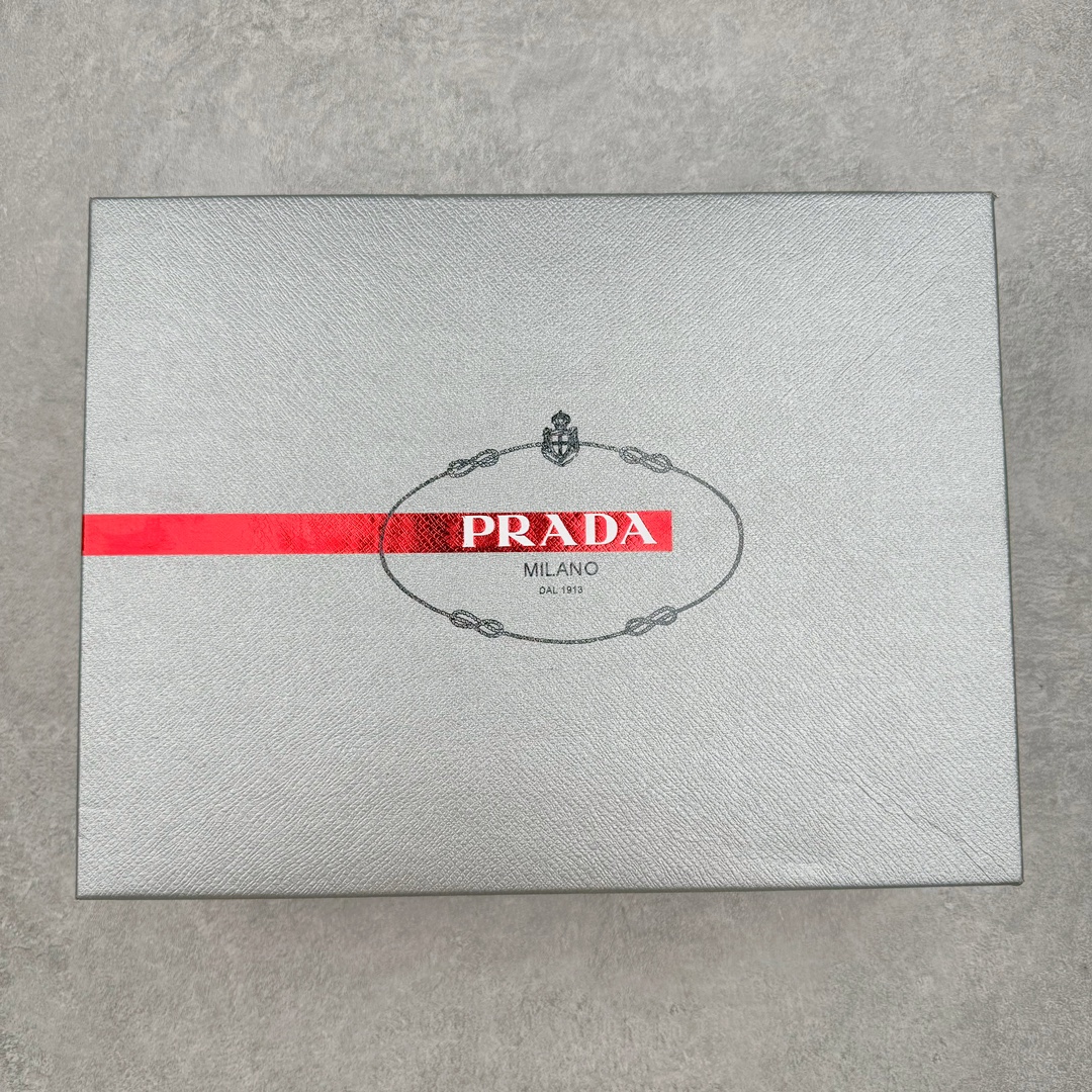 图片[14]-𝐏𝐑𝐀𝐃𝐀 普拉达春夏系列 专柜新款厚底松糕运动鞋系列外形是廓形设计 轮廓类似麦昆 厚底 鞋头饱满 宽版设计 底子是软弹那种 非常非常舒适 又觉得白色既运动 又可以休闲商务 日常便鞋最合适不过了 将艺术家Peterdepotter创作的标语纹样应用到鞋身设计加上了著名三角形徽标格外好看目普拉达 鞋面：布料进口防水降落伞 大底：TPU发泡大底 内里：进口羊皮内里 全新官方一致全套包装 尺码：35 36 37 38 39 40 41 42 43 44 45-选品中心