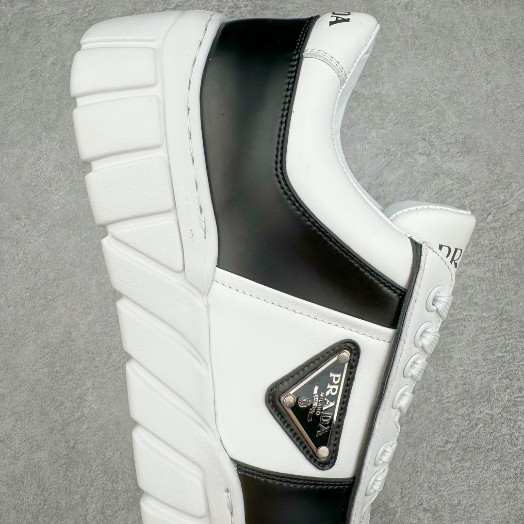 图片[6]-𝐏𝐑𝐀𝐃𝐀 普拉达春夏系列 专柜新款厚底松糕运动鞋系列外形是廓形设计 轮廓类似麦昆 厚底 鞋头饱满 宽版设计 底子是软弹那种 非常非常舒适 又觉得白色既运动 又可以休闲商务 日常便鞋最合适不过了 将艺术家Peterdepotter创作的标语纹样应用到鞋身设计加上了著名三角形徽标格外好看目普拉达 鞋面：布料进口防水降落伞 大底：TPU发泡大底 内里：进口羊皮内里 全新官方一致全套包装 尺码：35 36 37 38 39 40 41 42 43 44 45-选品中心