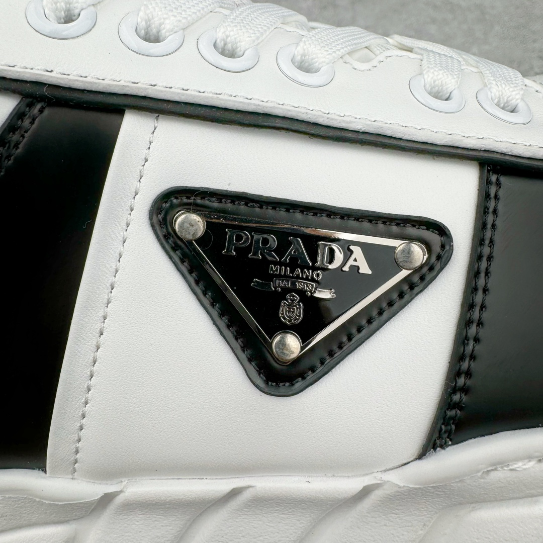 图片[13]-𝐏𝐑𝐀𝐃𝐀 普拉达春夏系列 专柜新款厚底松糕运动鞋系列外形是廓形设计 轮廓类似麦昆 厚底 鞋头饱满 宽版设计 底子是软弹那种 非常非常舒适 又觉得白色既运动 又可以休闲商务 日常便鞋最合适不过了 将艺术家Peterdepotter创作的标语纹样应用到鞋身设计加上了著名三角形徽标格外好看目普拉达 鞋面：布料进口防水降落伞 大底：TPU发泡大底 内里：进口羊皮内里 全新官方一致全套包装 尺码：35 36 37 38 39 40 41 42 43 44 45-选品中心