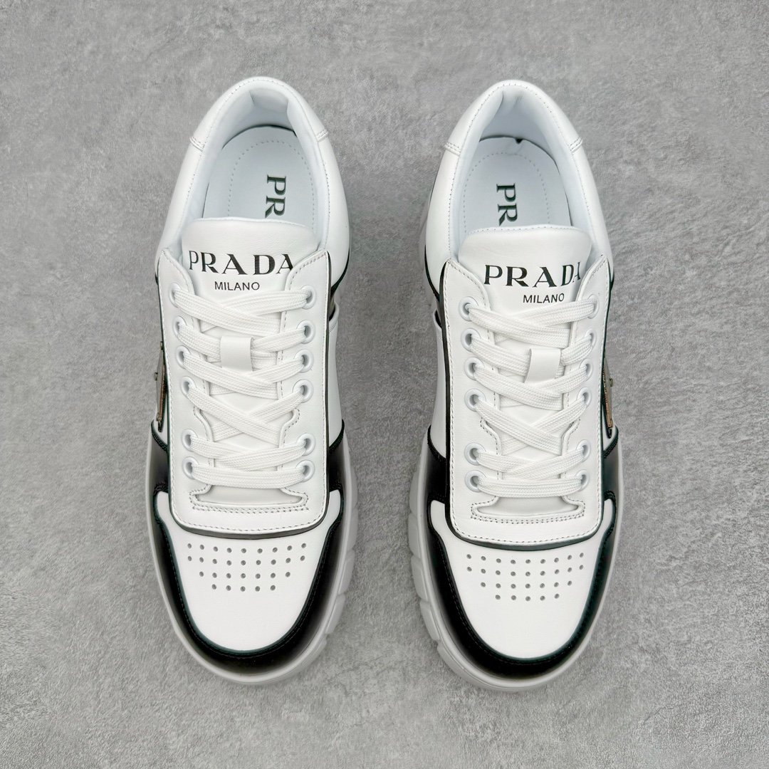 图片[2]-𝐏𝐑𝐀𝐃𝐀 普拉达春夏系列 专柜新款厚底松糕运动鞋系列外形是廓形设计 轮廓类似麦昆 厚底 鞋头饱满 宽版设计 底子是软弹那种 非常非常舒适 又觉得白色既运动 又可以休闲商务 日常便鞋最合适不过了 将艺术家Peterdepotter创作的标语纹样应用到鞋身设计加上了著名三角形徽标格外好看目普拉达 鞋面：布料进口防水降落伞 大底：TPU发泡大底 内里：进口羊皮内里 全新官方一致全套包装 尺码：35 36 37 38 39 40 41 42 43 44 45-选品中心