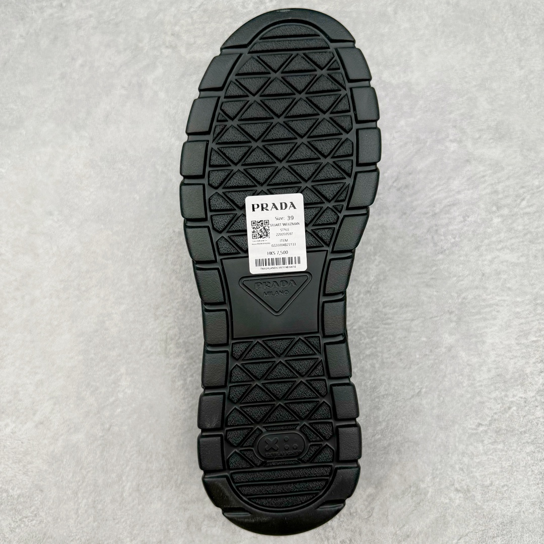 图片[9]-𝐏𝐑𝐀𝐃𝐀 普拉达春夏系列 专柜新款厚底松糕运动鞋系列外形是廓形设计 轮廓类似麦昆 厚底 鞋头饱满 宽版设计 底子是软弹那种 非常非常舒适 又觉得白色既运动 又可以休闲商务 日常便鞋最合适不过了 将艺术家Peterdepotter创作的标语纹样应用到鞋身设计加上了著名三角形徽标格外好看目普拉达 鞋面：布料进口防水降落伞 大底：TPU发泡大底 内里：进口羊皮内里 全新官方一致全套包装 尺码：35 36 37 38 39 40 41 42 43 44 45-选品中心