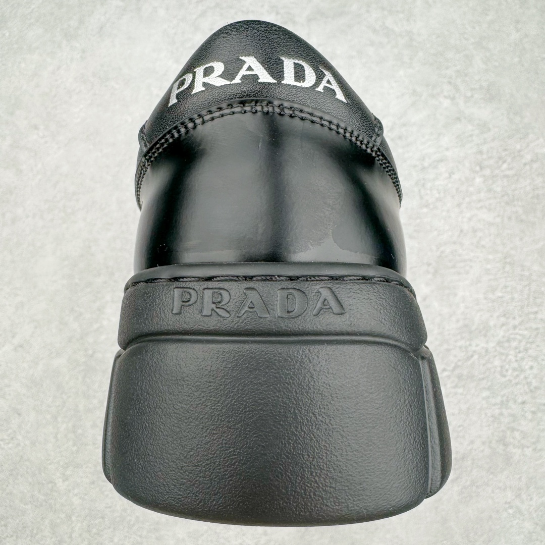 图片[8]-𝐏𝐑𝐀𝐃𝐀 普拉达春夏系列 专柜新款厚底松糕运动鞋系列外形是廓形设计 轮廓类似麦昆 厚底 鞋头饱满 宽版设计 底子是软弹那种 非常非常舒适 又觉得白色既运动 又可以休闲商务 日常便鞋最合适不过了 将艺术家Peterdepotter创作的标语纹样应用到鞋身设计加上了著名三角形徽标格外好看目普拉达 鞋面：布料进口防水降落伞 大底：TPU发泡大底 内里：进口羊皮内里 全新官方一致全套包装 尺码：35 36 37 38 39 40 41 42 43 44 45-选品中心