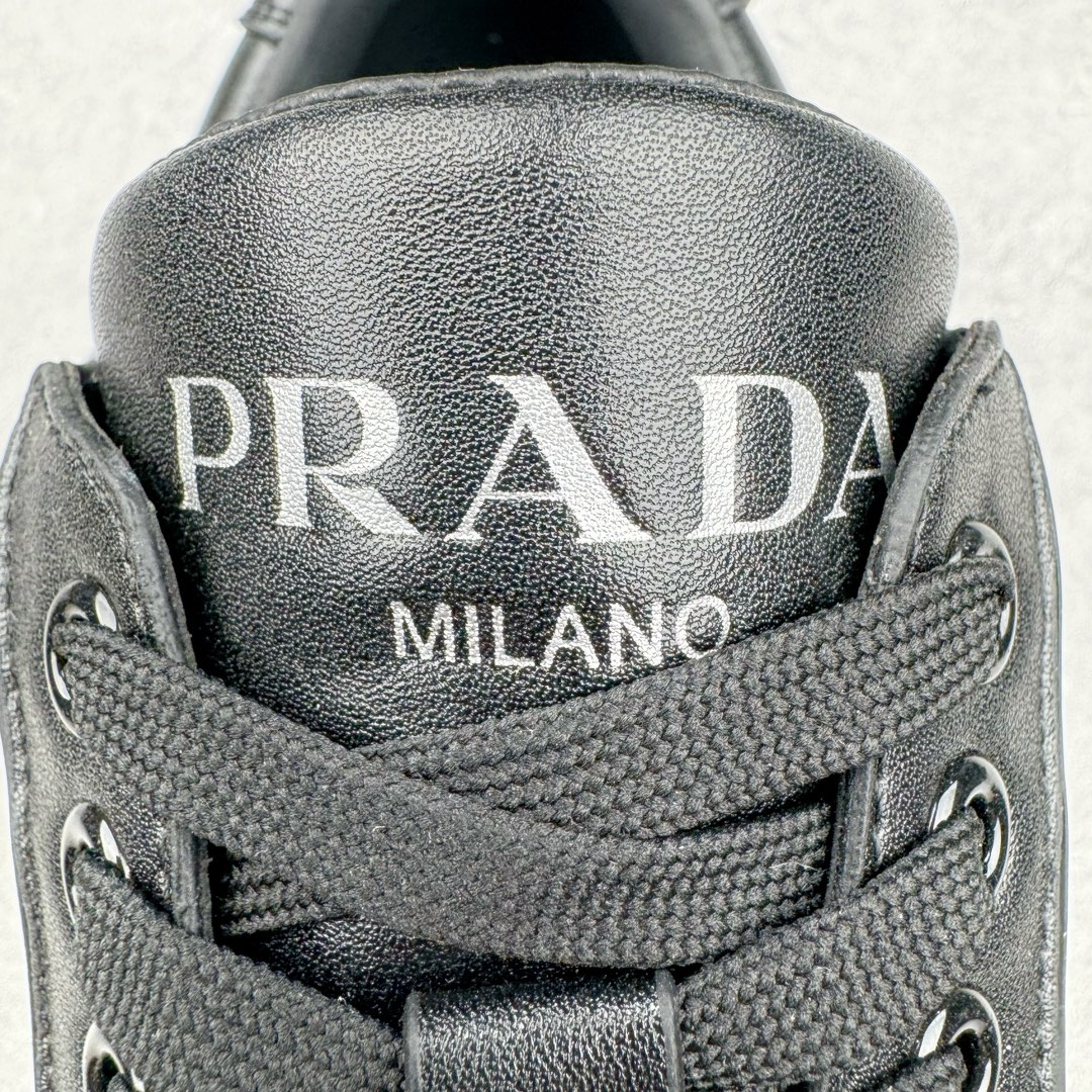 图片[10]-𝐏𝐑𝐀𝐃𝐀 普拉达春夏系列 专柜新款厚底松糕运动鞋系列外形是廓形设计 轮廓类似麦昆 厚底 鞋头饱满 宽版设计 底子是软弹那种 非常非常舒适 又觉得白色既运动 又可以休闲商务 日常便鞋最合适不过了 将艺术家Peterdepotter创作的标语纹样应用到鞋身设计加上了著名三角形徽标格外好看目普拉达 鞋面：布料进口防水降落伞 大底：TPU发泡大底 内里：进口羊皮内里 全新官方一致全套包装 尺码：35 36 37 38 39 40 41 42 43 44 45-选品中心