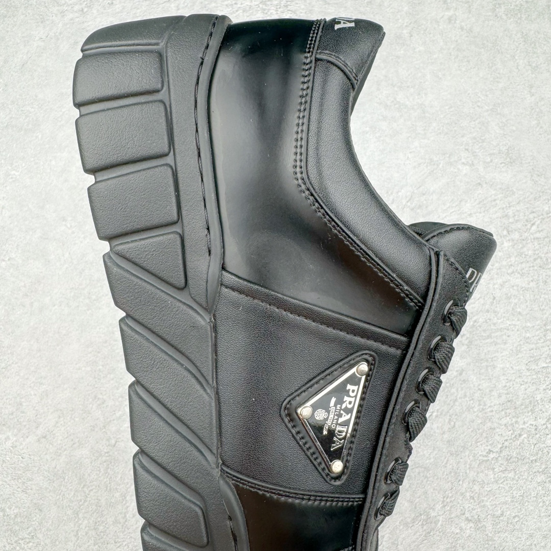 图片[6]-𝐏𝐑𝐀𝐃𝐀 普拉达春夏系列 专柜新款厚底松糕运动鞋系列外形是廓形设计 轮廓类似麦昆 厚底 鞋头饱满 宽版设计 底子是软弹那种 非常非常舒适 又觉得白色既运动 又可以休闲商务 日常便鞋最合适不过了 将艺术家Peterdepotter创作的标语纹样应用到鞋身设计加上了著名三角形徽标格外好看目普拉达 鞋面：布料进口防水降落伞 大底：TPU发泡大底 内里：进口羊皮内里 全新官方一致全套包装 尺码：35 36 37 38 39 40 41 42 43 44 45-选品中心