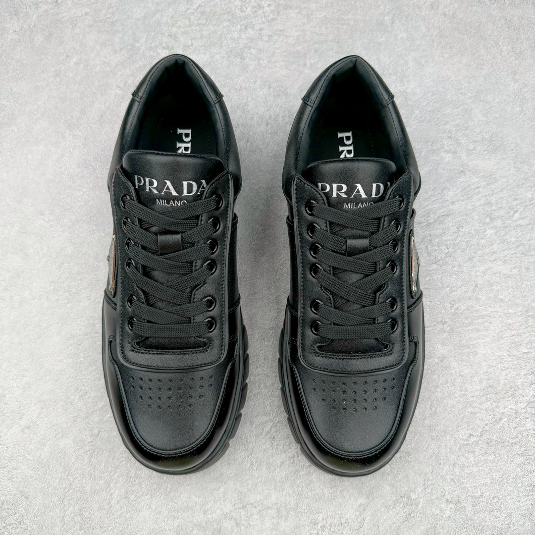 图片[2]-𝐏𝐑𝐀𝐃𝐀 普拉达春夏系列 专柜新款厚底松糕运动鞋系列外形是廓形设计 轮廓类似麦昆 厚底 鞋头饱满 宽版设计 底子是软弹那种 非常非常舒适 又觉得白色既运动 又可以休闲商务 日常便鞋最合适不过了 将艺术家Peterdepotter创作的标语纹样应用到鞋身设计加上了著名三角形徽标格外好看目普拉达 鞋面：布料进口防水降落伞 大底：TPU发泡大底 内里：进口羊皮内里 全新官方一致全套包装 尺码：35 36 37 38 39 40 41 42 43 44 45-选品中心