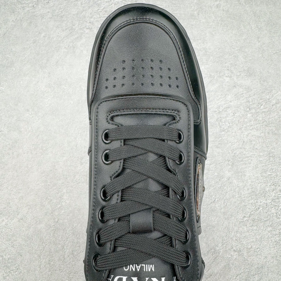 图片[4]-𝐏𝐑𝐀𝐃𝐀 普拉达春夏系列 专柜新款厚底松糕运动鞋系列外形是廓形设计 轮廓类似麦昆 厚底 鞋头饱满 宽版设计 底子是软弹那种 非常非常舒适 又觉得白色既运动 又可以休闲商务 日常便鞋最合适不过了 将艺术家Peterdepotter创作的标语纹样应用到鞋身设计加上了著名三角形徽标格外好看目普拉达 鞋面：布料进口防水降落伞 大底：TPU发泡大底 内里：进口羊皮内里 全新官方一致全套包装 尺码：35 36 37 38 39 40 41 42 43 44 45-选品中心