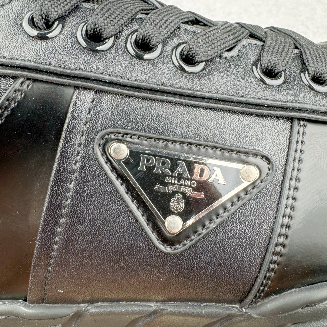 图片[12]-𝐏𝐑𝐀𝐃𝐀 普拉达春夏系列 专柜新款厚底松糕运动鞋系列外形是廓形设计 轮廓类似麦昆 厚底 鞋头饱满 宽版设计 底子是软弹那种 非常非常舒适 又觉得白色既运动 又可以休闲商务 日常便鞋最合适不过了 将艺术家Peterdepotter创作的标语纹样应用到鞋身设计加上了著名三角形徽标格外好看目普拉达 鞋面：布料进口防水降落伞 大底：TPU发泡大底 内里：进口羊皮内里 全新官方一致全套包装 尺码：35 36 37 38 39 40 41 42 43 44 45-选品中心