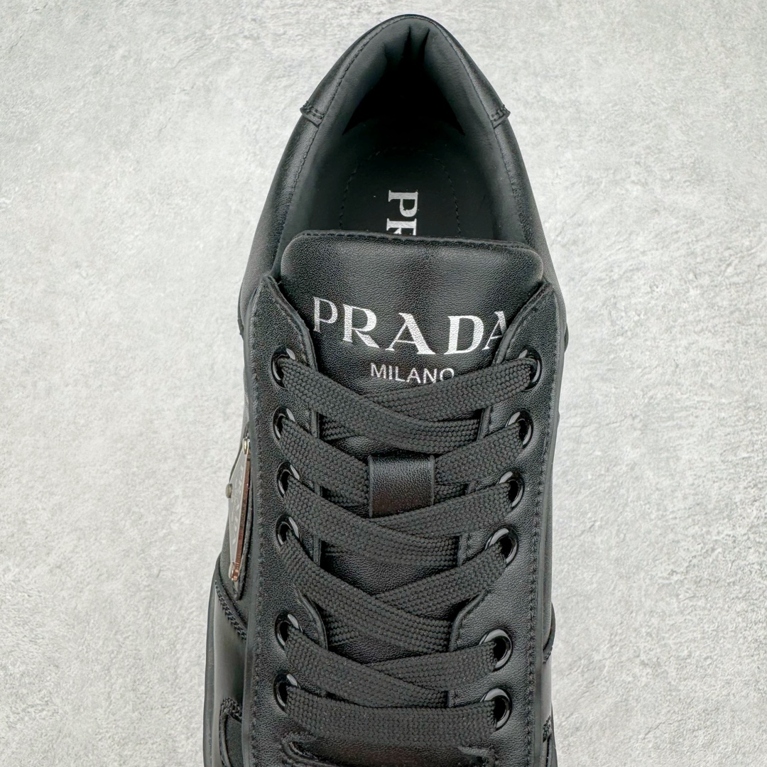 图片[5]-𝐏𝐑𝐀𝐃𝐀 普拉达春夏系列 专柜新款厚底松糕运动鞋系列外形是廓形设计 轮廓类似麦昆 厚底 鞋头饱满 宽版设计 底子是软弹那种 非常非常舒适 又觉得白色既运动 又可以休闲商务 日常便鞋最合适不过了 将艺术家Peterdepotter创作的标语纹样应用到鞋身设计加上了著名三角形徽标格外好看目普拉达 鞋面：布料进口防水降落伞 大底：TPU发泡大底 内里：进口羊皮内里 全新官方一致全套包装 尺码：35 36 37 38 39 40 41 42 43 44 45-选品中心