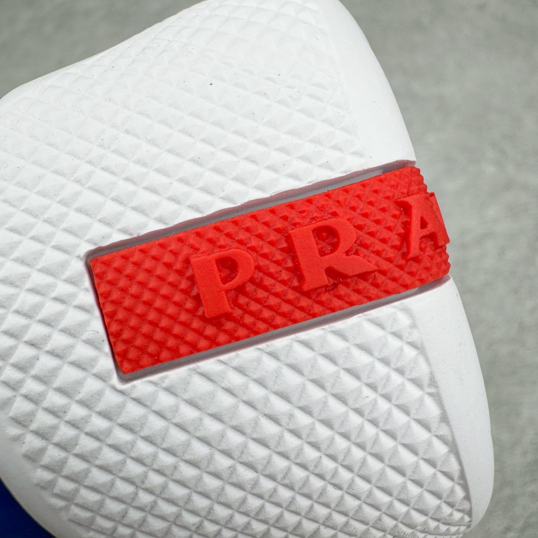 图片[15]-Prada America\’s Cup 普拉达 运动鞋经过重新设计 全新面料和颜色为它注入新的当代精神 这款航海风系带运动鞋 最初在上世纪90年代为LunaRossa船员设计 现在以彩色橡胶和Bike织物重新演绎 Prada LineaRossa徽标彰显经典态度 尺码：38-46-选品中心
