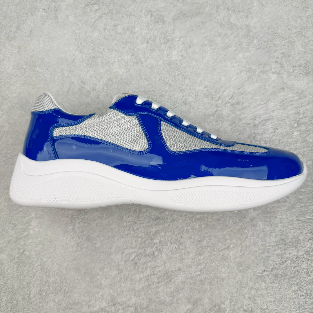 Prada America\’s Cup 普拉达 运动鞋经过重新设计 全新面料和颜色为它注入新的当代精神 这款航海风系带运动鞋 最初在上世纪90年代为LunaRossa船员设计 现在以彩色橡胶和Bike织物重新演绎 Prada LineaRossa徽标彰显经典态度 尺码:38-46-选品中心