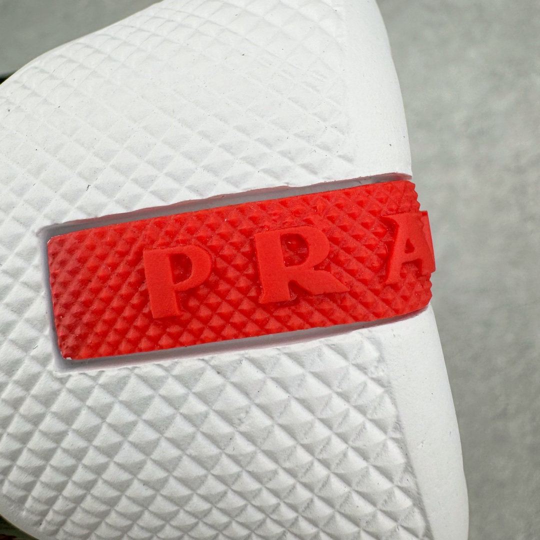 图片[11]-Prada America\’s Cup 普拉达 运动鞋经过重新设计 全新面料和颜色为它注入新的当代精神 这款航海风系带运动鞋 最初在上世纪90年代为LunaRossa船员设计 现在以彩色橡胶和Bike织物重新演绎 Prada LineaRossa徽标彰显经典态度 尺码：38-46-选品中心