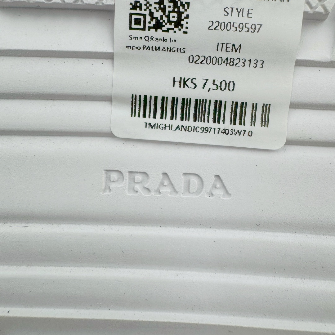 图片[16]-Prada America\’s Cup 普拉达 运动鞋经过重新设计 全新面料和颜色为它注入新的当代精神 这款航海风系带运动鞋 最初在上世纪90年代为LunaRossa船员设计 现在以彩色橡胶和Bike织物重新演绎 Prada LineaRossa徽标彰显经典态度 尺码：38-46-选品中心