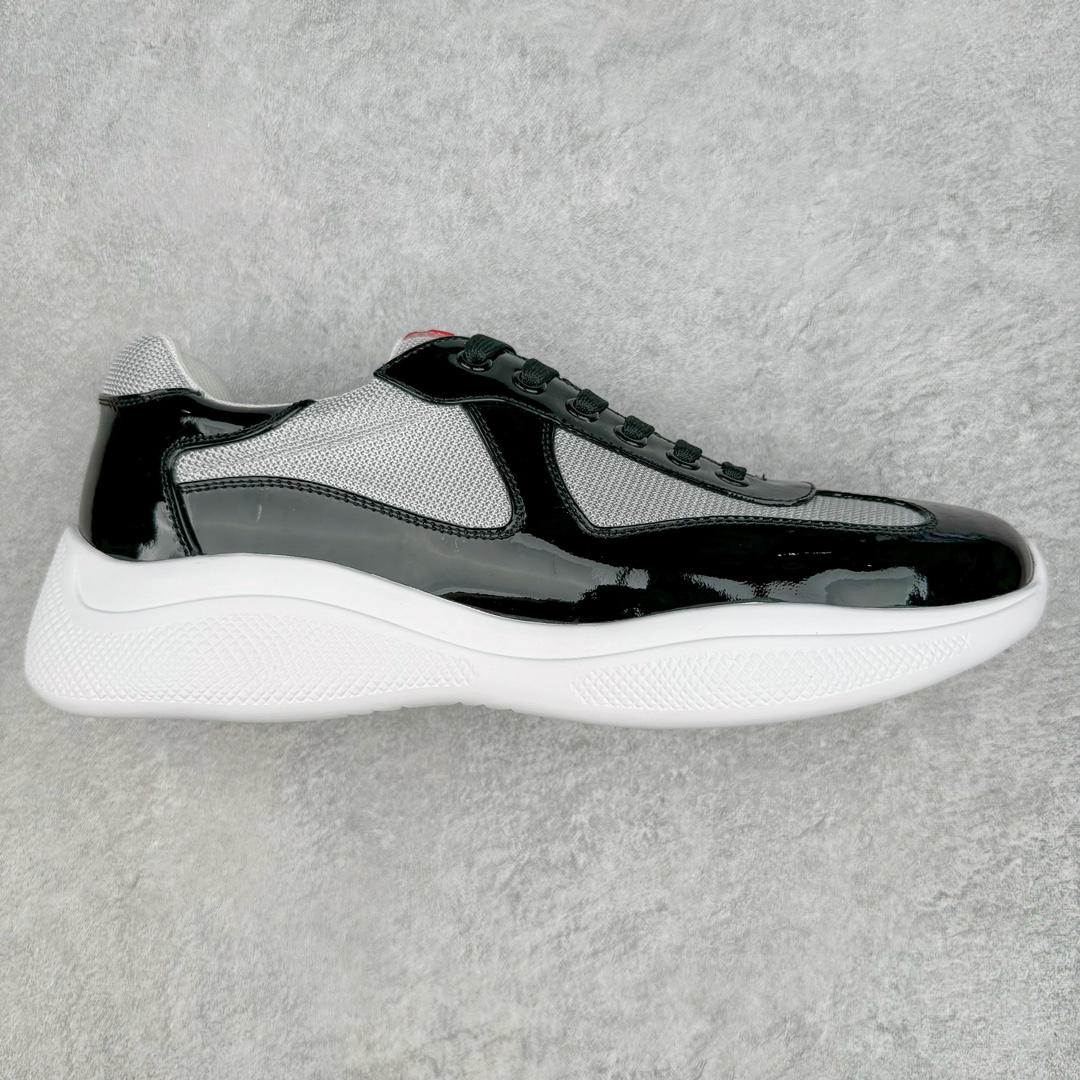 Prada America\’s Cup 普拉达 运动鞋经过重新设计 全新面料和颜色为它注入新的当代精神 这款航海风系带运动鞋 最初在上世纪90年代为LunaRossa船员设计 现在以彩色橡胶和Bike织物重新演绎 Prada LineaRossa徽标彰显经典态度 尺码:38-46-选品中心