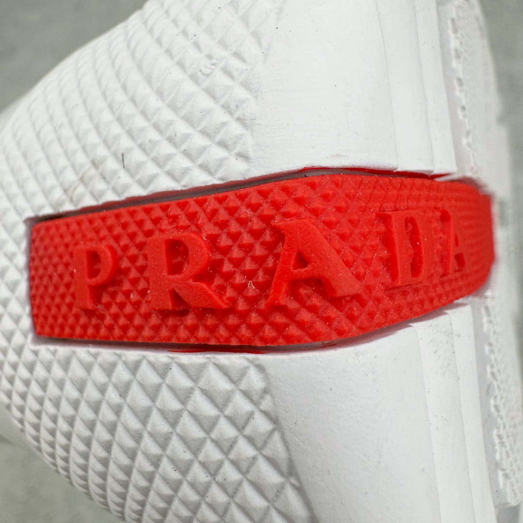 图片[15]-Prada America\’s Cup 普拉达 运动鞋经过重新设计 全新面料和颜色为它注入新的当代精神 这款航海风系带运动鞋 最初在上世纪90年代为LunaRossa船员设计 现在以彩色橡胶和Bike织物重新演绎 Prada LineaRossa徽标彰显经典态度 尺码：38-46-选品中心