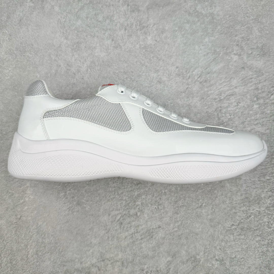 Prada America\’s Cup 普拉达 运动鞋经过重新设计 全新面料和颜色为它注入新的当代精神 这款航海风系带运动鞋 最初在上世纪90年代为LunaRossa船员设计 现在以彩色橡胶和Bike织物重新演绎 Prada LineaRossa徽标彰显经典态度 尺码:38-46-选品中心