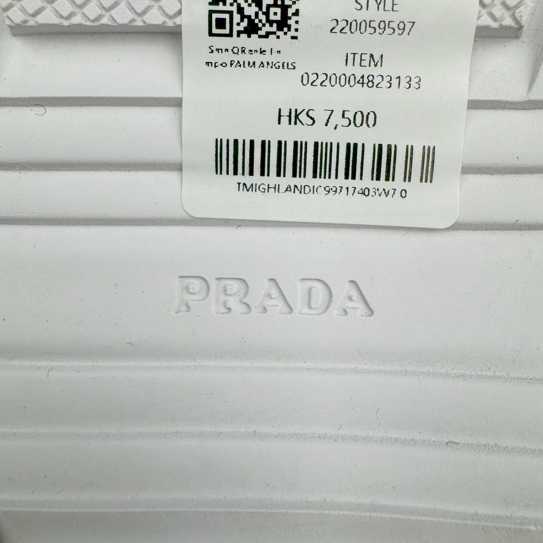 图片[16]-Prada America\’s Cup 普拉达 运动鞋经过重新设计 全新面料和颜色为它注入新的当代精神 这款航海风系带运动鞋 最初在上世纪90年代为LunaRossa船员设计 现在以彩色橡胶和Bike织物重新演绎 Prada LineaRossa徽标彰显经典态度 尺码：38-46-选品中心