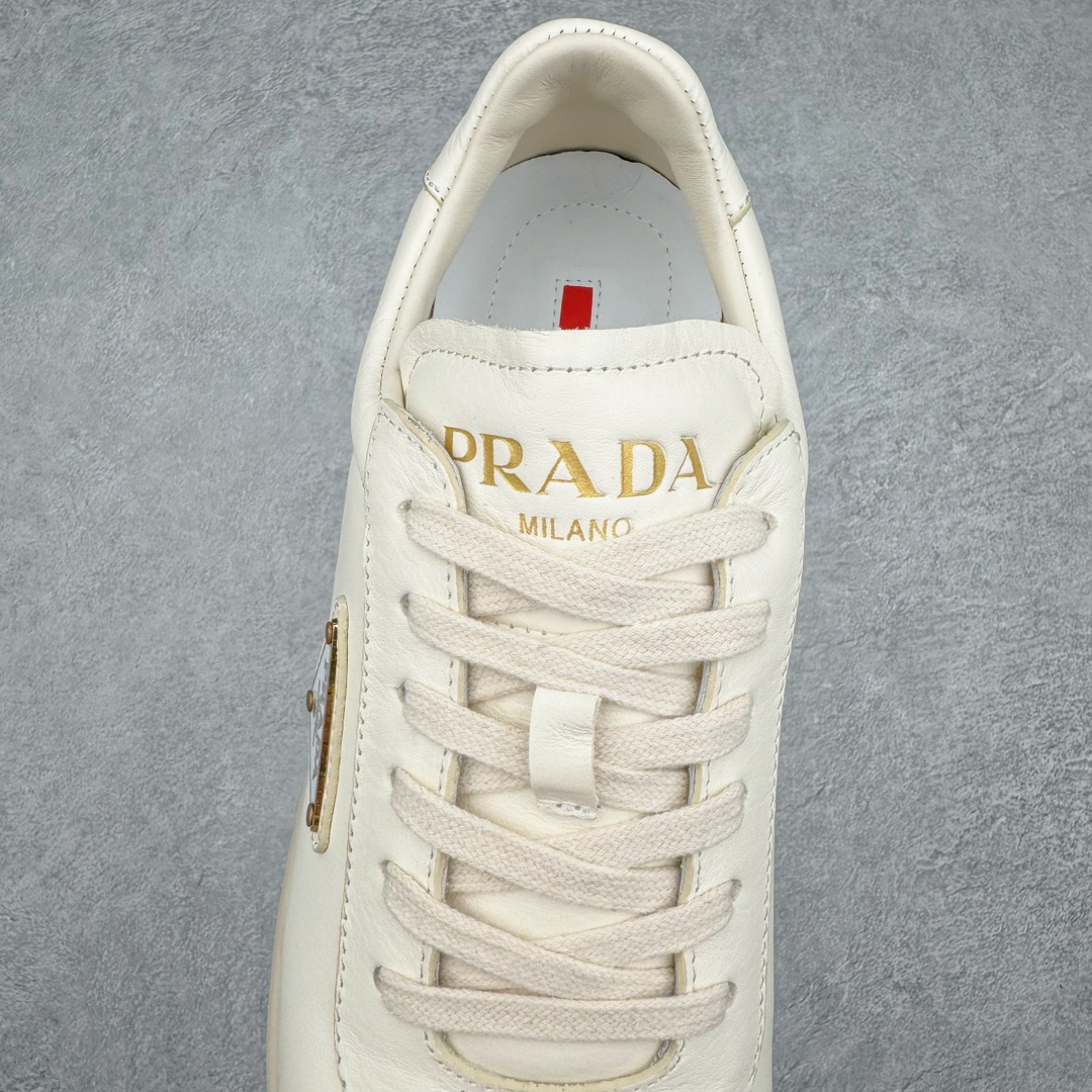 图片[5]-𝐏𝐑𝐀𝐃𝐀 普拉达春夏系列 专柜新款厚底松糕运动鞋系列外形是廓形设计 轮廓类似麦昆 厚底 鞋头饱满 宽版设计 底子是软弹那种 非常非常舒适 又觉得白色既运动 又可以休闲商务 日常便鞋最合适不过了 将艺术家Peterdepotter创作的标语纹样应用到鞋身设计加上了著名三角形徽标格外好看目普拉达 鞋面：布料进口防水降落伞 大底：TPU发泡大底 内里：进口羊皮内里 全新官方一致全套包装 尺码：35 36 37 38 39 40 41 42 43 44 45-选品中心