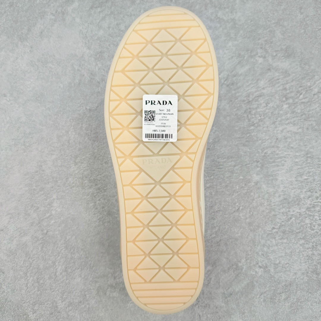 图片[9]-𝐏𝐑𝐀𝐃𝐀 普拉达春夏系列 专柜新款厚底松糕运动鞋系列外形是廓形设计 轮廓类似麦昆 厚底 鞋头饱满 宽版设计 底子是软弹那种 非常非常舒适 又觉得白色既运动 又可以休闲商务 日常便鞋最合适不过了 将艺术家Peterdepotter创作的标语纹样应用到鞋身设计加上了著名三角形徽标格外好看目普拉达 鞋面：布料进口防水降落伞 大底：TPU发泡大底 内里：进口羊皮内里 全新官方一致全套包装 尺码：35 36 37 38 39 40 41 42 43 44 45-选品中心