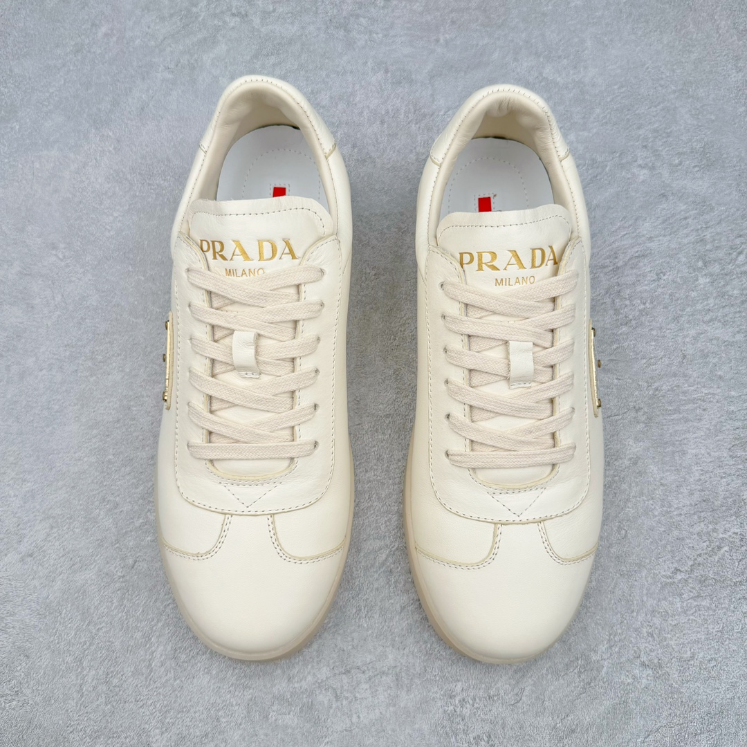 图片[2]-𝐏𝐑𝐀𝐃𝐀 普拉达春夏系列 专柜新款厚底松糕运动鞋系列外形是廓形设计 轮廓类似麦昆 厚底 鞋头饱满 宽版设计 底子是软弹那种 非常非常舒适 又觉得白色既运动 又可以休闲商务 日常便鞋最合适不过了 将艺术家Peterdepotter创作的标语纹样应用到鞋身设计加上了著名三角形徽标格外好看目普拉达 鞋面：布料进口防水降落伞 大底：TPU发泡大底 内里：进口羊皮内里 全新官方一致全套包装 尺码：35 36 37 38 39 40 41 42 43 44 45-选品中心