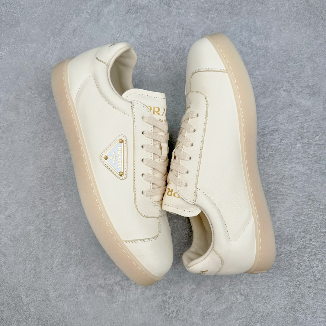 图片[3]-𝐏𝐑𝐀𝐃𝐀 普拉达春夏系列 专柜新款厚底松糕运动鞋系列外形是廓形设计 轮廓类似麦昆 厚底 鞋头饱满 宽版设计 底子是软弹那种 非常非常舒适 又觉得白色既运动 又可以休闲商务 日常便鞋最合适不过了 将艺术家Peterdepotter创作的标语纹样应用到鞋身设计加上了著名三角形徽标格外好看目普拉达 鞋面：布料进口防水降落伞 大底：TPU发泡大底 内里：进口羊皮内里 全新官方一致全套包装 尺码：35 36 37 38 39 40 41 42 43 44 45-选品中心