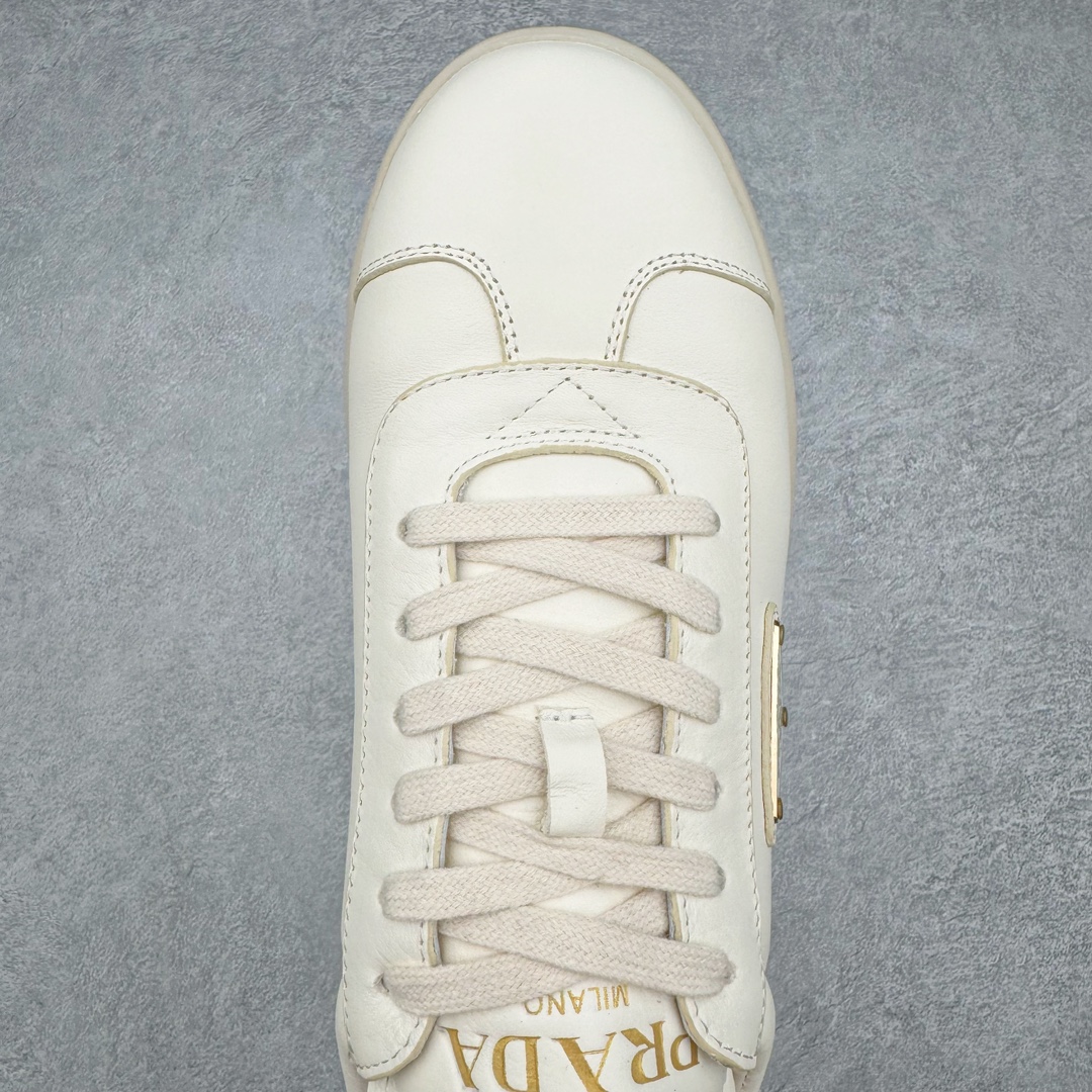 图片[4]-𝐏𝐑𝐀𝐃𝐀 普拉达春夏系列 专柜新款厚底松糕运动鞋系列外形是廓形设计 轮廓类似麦昆 厚底 鞋头饱满 宽版设计 底子是软弹那种 非常非常舒适 又觉得白色既运动 又可以休闲商务 日常便鞋最合适不过了 将艺术家Peterdepotter创作的标语纹样应用到鞋身设计加上了著名三角形徽标格外好看目普拉达 鞋面：布料进口防水降落伞 大底：TPU发泡大底 内里：进口羊皮内里 全新官方一致全套包装 尺码：35 36 37 38 39 40 41 42 43 44 45-选品中心