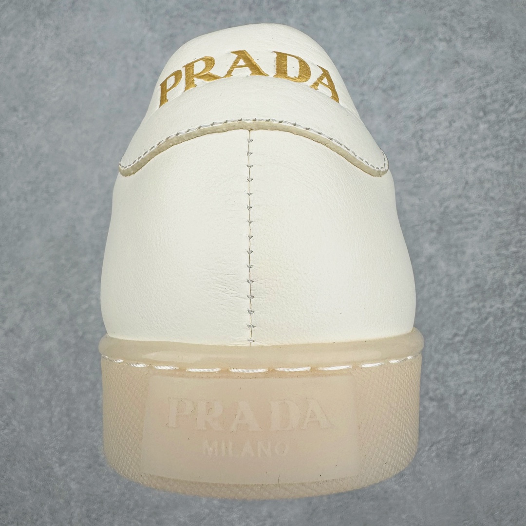 图片[8]-𝐏𝐑𝐀𝐃𝐀 普拉达春夏系列 专柜新款厚底松糕运动鞋系列外形是廓形设计 轮廓类似麦昆 厚底 鞋头饱满 宽版设计 底子是软弹那种 非常非常舒适 又觉得白色既运动 又可以休闲商务 日常便鞋最合适不过了 将艺术家Peterdepotter创作的标语纹样应用到鞋身设计加上了著名三角形徽标格外好看目普拉达 鞋面：布料进口防水降落伞 大底：TPU发泡大底 内里：进口羊皮内里 全新官方一致全套包装 尺码：35 36 37 38 39 40 41 42 43 44 45-选品中心