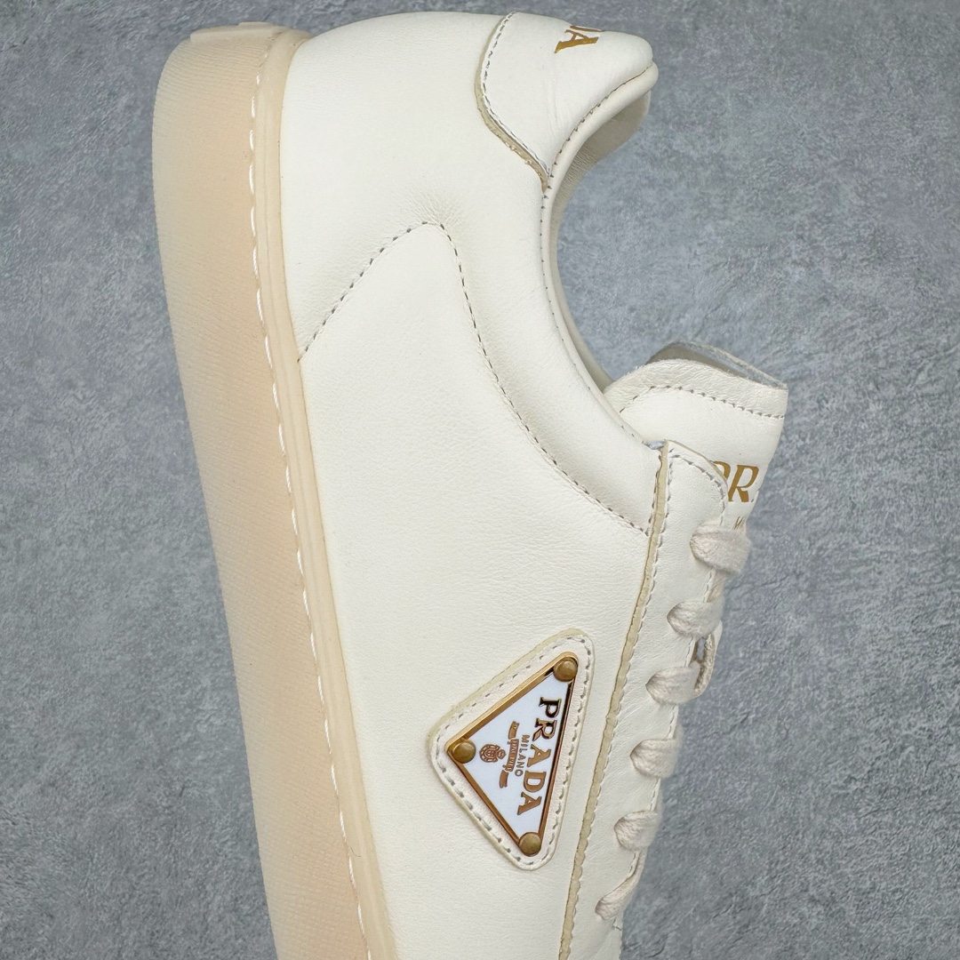 图片[6]-𝐏𝐑𝐀𝐃𝐀 普拉达春夏系列 专柜新款厚底松糕运动鞋系列外形是廓形设计 轮廓类似麦昆 厚底 鞋头饱满 宽版设计 底子是软弹那种 非常非常舒适 又觉得白色既运动 又可以休闲商务 日常便鞋最合适不过了 将艺术家Peterdepotter创作的标语纹样应用到鞋身设计加上了著名三角形徽标格外好看目普拉达 鞋面：布料进口防水降落伞 大底：TPU发泡大底 内里：进口羊皮内里 全新官方一致全套包装 尺码：35 36 37 38 39 40 41 42 43 44 45-选品中心