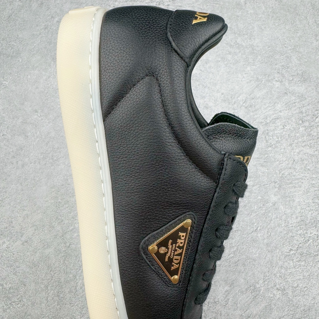 图片[6]-𝐏𝐑𝐀𝐃𝐀 普拉达春夏系列 专柜新款厚底松糕运动鞋系列外形是廓形设计 轮廓类似麦昆 厚底 鞋头饱满 宽版设计 底子是软弹那种 非常非常舒适 又觉得白色既运动 又可以休闲商务 日常便鞋最合适不过了 将艺术家Peterdepotter创作的标语纹样应用到鞋身设计加上了著名三角形徽标格外好看目普拉达 鞋面：布料进口防水降落伞 大底：TPU发泡大底 内里：进口羊皮内里 全新官方一致全套包装 尺码：35 36 37 38 39 40 41 42 43 44 45-选品中心