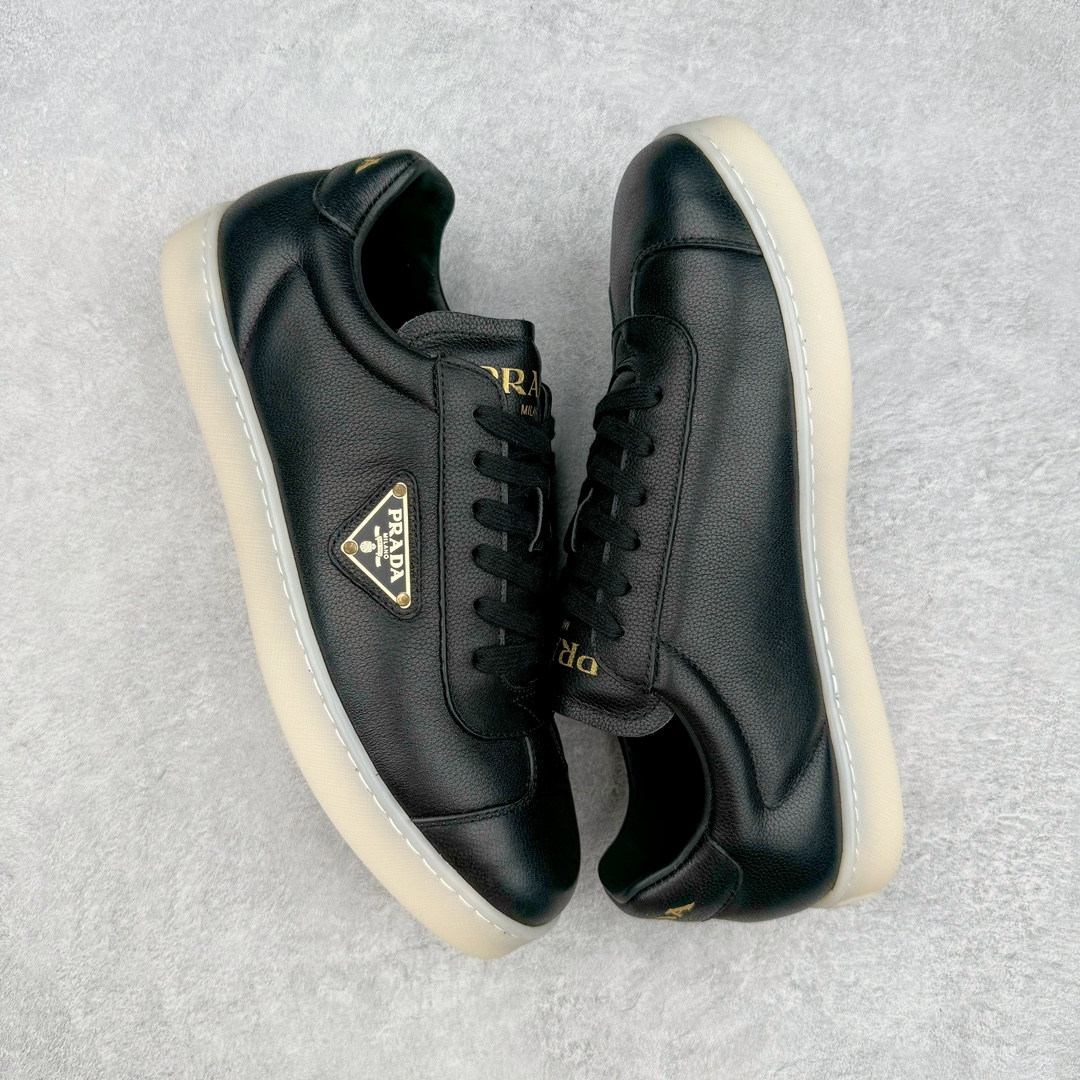 图片[3]-𝐏𝐑𝐀𝐃𝐀 普拉达春夏系列 专柜新款厚底松糕运动鞋系列外形是廓形设计 轮廓类似麦昆 厚底 鞋头饱满 宽版设计 底子是软弹那种 非常非常舒适 又觉得白色既运动 又可以休闲商务 日常便鞋最合适不过了 将艺术家Peterdepotter创作的标语纹样应用到鞋身设计加上了著名三角形徽标格外好看目普拉达 鞋面：布料进口防水降落伞 大底：TPU发泡大底 内里：进口羊皮内里 全新官方一致全套包装 尺码：35 36 37 38 39 40 41 42 43 44 45-选品中心