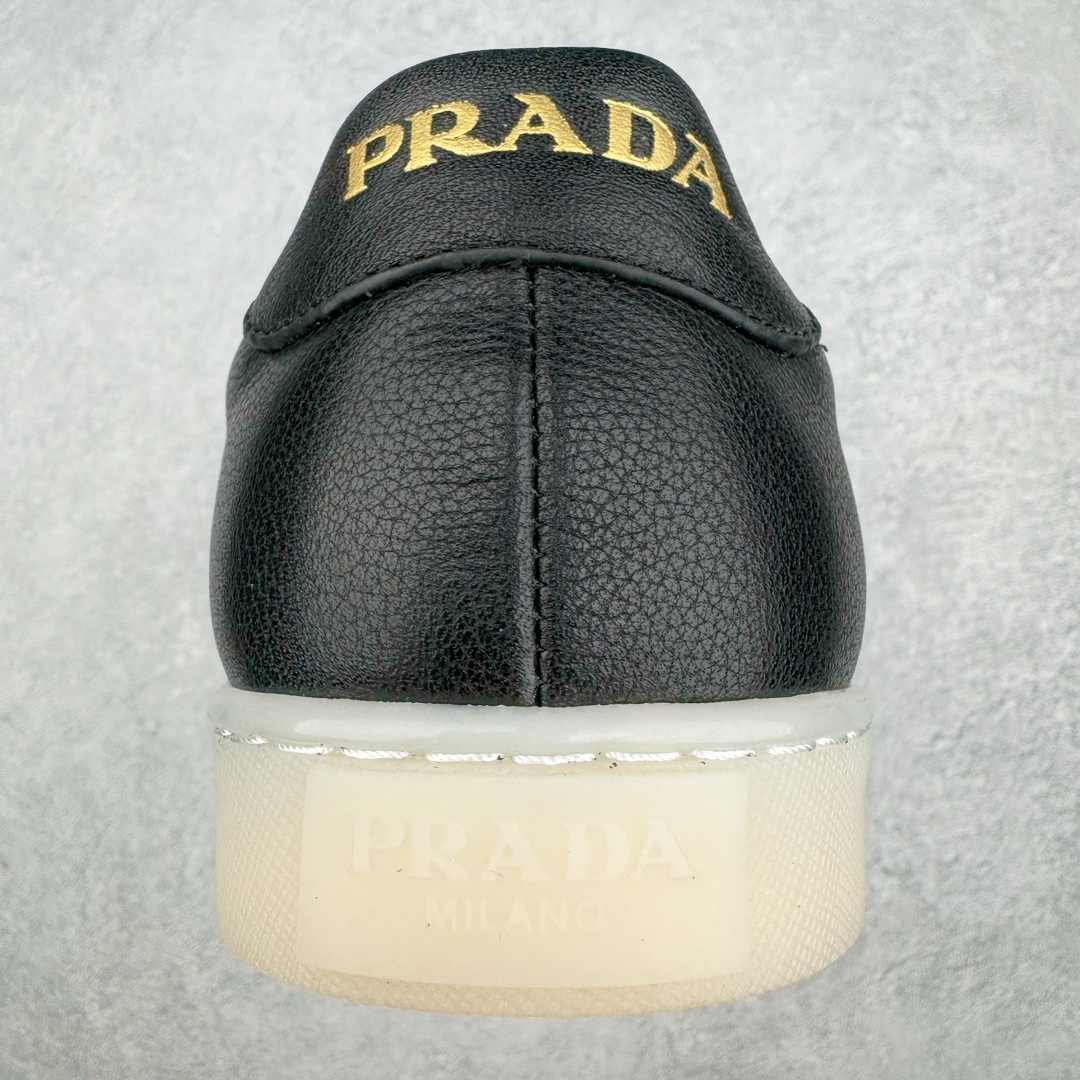 图片[8]-𝐏𝐑𝐀𝐃𝐀 普拉达春夏系列 专柜新款厚底松糕运动鞋系列外形是廓形设计 轮廓类似麦昆 厚底 鞋头饱满 宽版设计 底子是软弹那种 非常非常舒适 又觉得白色既运动 又可以休闲商务 日常便鞋最合适不过了 将艺术家Peterdepotter创作的标语纹样应用到鞋身设计加上了著名三角形徽标格外好看目普拉达 鞋面：布料进口防水降落伞 大底：TPU发泡大底 内里：进口羊皮内里 全新官方一致全套包装 尺码：35 36 37 38 39 40 41 42 43 44 45-选品中心