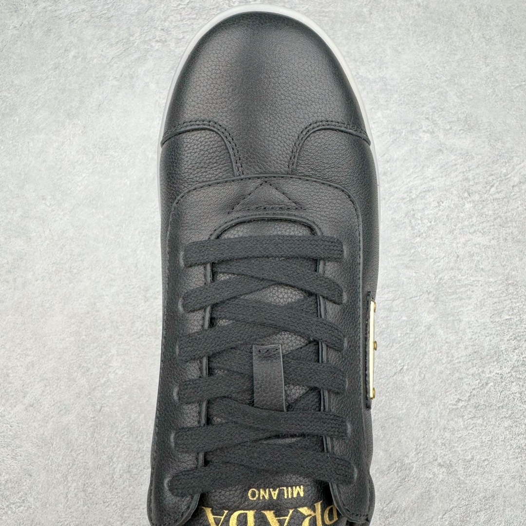 图片[4]-𝐏𝐑𝐀𝐃𝐀 普拉达春夏系列 专柜新款厚底松糕运动鞋系列外形是廓形设计 轮廓类似麦昆 厚底 鞋头饱满 宽版设计 底子是软弹那种 非常非常舒适 又觉得白色既运动 又可以休闲商务 日常便鞋最合适不过了 将艺术家Peterdepotter创作的标语纹样应用到鞋身设计加上了著名三角形徽标格外好看目普拉达 鞋面：布料进口防水降落伞 大底：TPU发泡大底 内里：进口羊皮内里 全新官方一致全套包装 尺码：35 36 37 38 39 40 41 42 43 44 45-选品中心