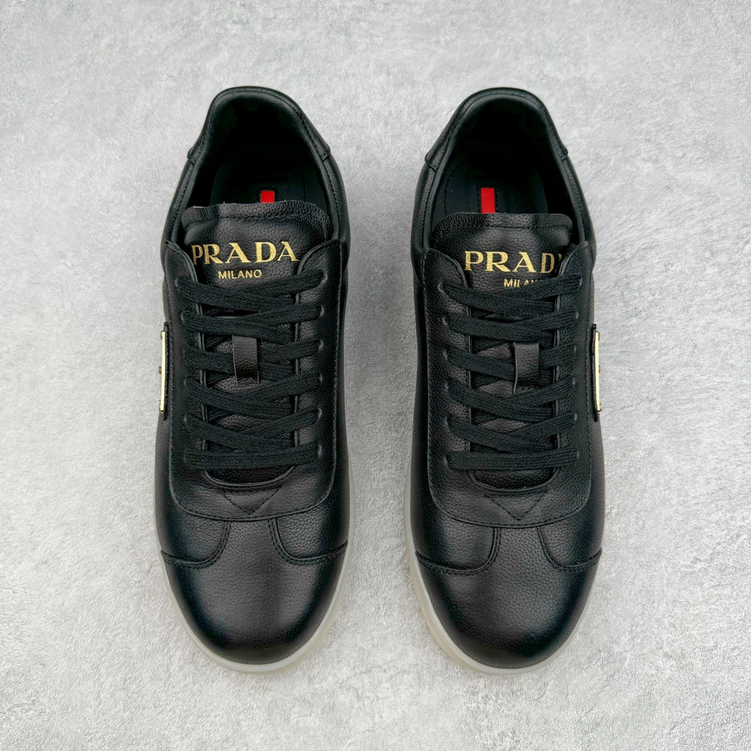 图片[2]-𝐏𝐑𝐀𝐃𝐀 普拉达春夏系列 专柜新款厚底松糕运动鞋系列外形是廓形设计 轮廓类似麦昆 厚底 鞋头饱满 宽版设计 底子是软弹那种 非常非常舒适 又觉得白色既运动 又可以休闲商务 日常便鞋最合适不过了 将艺术家Peterdepotter创作的标语纹样应用到鞋身设计加上了著名三角形徽标格外好看目普拉达 鞋面：布料进口防水降落伞 大底：TPU发泡大底 内里：进口羊皮内里 全新官方一致全套包装 尺码：35 36 37 38 39 40 41 42 43 44 45-选品中心