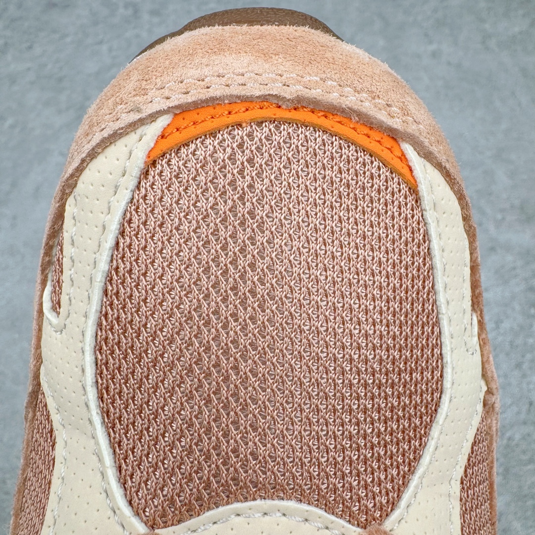 图片[19]-＃总裁 Size x New Balance M990SZ3 新百伦NB990V3 第三代总统复古慢跑鞋 联名米褐色 正确3M反光细节 原楦原纸版开发 正确6层组合底模精密开发 搭载全新碳素中底 后跟透明TPU水晶装饰条稳固 沿用了引以为傲的跑鞋手工技艺 采用猪皮绒面并包裹局部透气网面的鞋身设计 菱网鞋舌上刻有New Balance USA 鞋面依旧身着经典的大热之灰 彰显了其高端的品质身份 尺码：36 37 37.5 38 38.5 39 40 40.5 41.5 42 42.5 43 44 44.5 45 46.5-选品中心