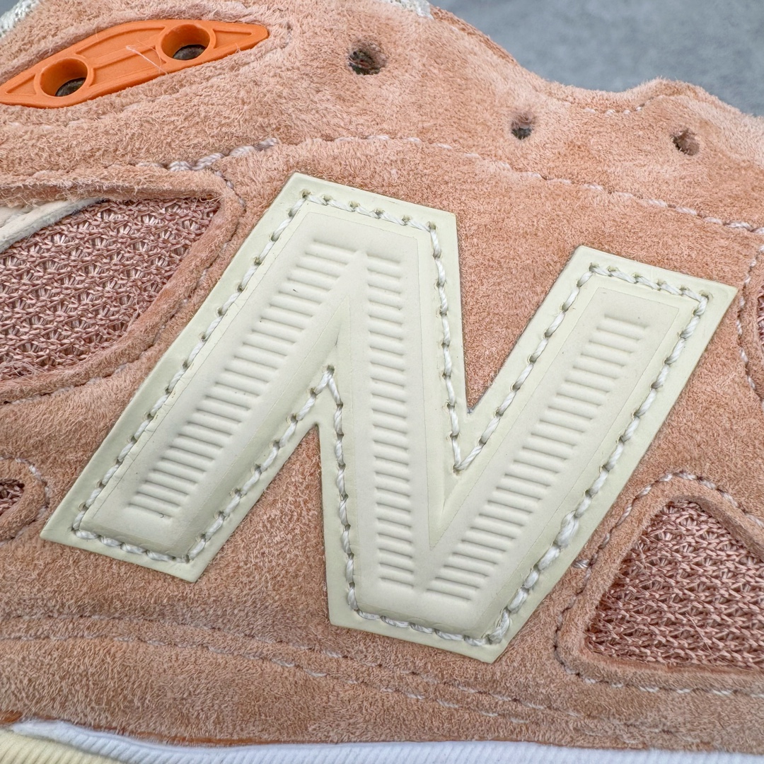 图片[17]-＃总裁 Size x New Balance M990SZ3 新百伦NB990V3 第三代总统复古慢跑鞋 联名米褐色 正确3M反光细节 原楦原纸版开发 正确6层组合底模精密开发 搭载全新碳素中底 后跟透明TPU水晶装饰条稳固 沿用了引以为傲的跑鞋手工技艺 采用猪皮绒面并包裹局部透气网面的鞋身设计 菱网鞋舌上刻有New Balance USA 鞋面依旧身着经典的大热之灰 彰显了其高端的品质身份 尺码：36 37 37.5 38 38.5 39 40 40.5 41.5 42 42.5 43 44 44.5 45 46.5-选品中心