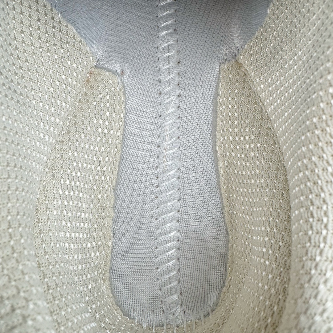 图片[11]-＃总裁 Size x New Balance M990SZ3 新百伦NB990V3 第三代总统复古慢跑鞋 联名米褐色 正确3M反光细节 原楦原纸版开发 正确6层组合底模精密开发 搭载全新碳素中底 后跟透明TPU水晶装饰条稳固 沿用了引以为傲的跑鞋手工技艺 采用猪皮绒面并包裹局部透气网面的鞋身设计 菱网鞋舌上刻有New Balance USA 鞋面依旧身着经典的大热之灰 彰显了其高端的品质身份 尺码：36 37 37.5 38 38.5 39 40 40.5 41.5 42 42.5 43 44 44.5 45 46.5-选品中心