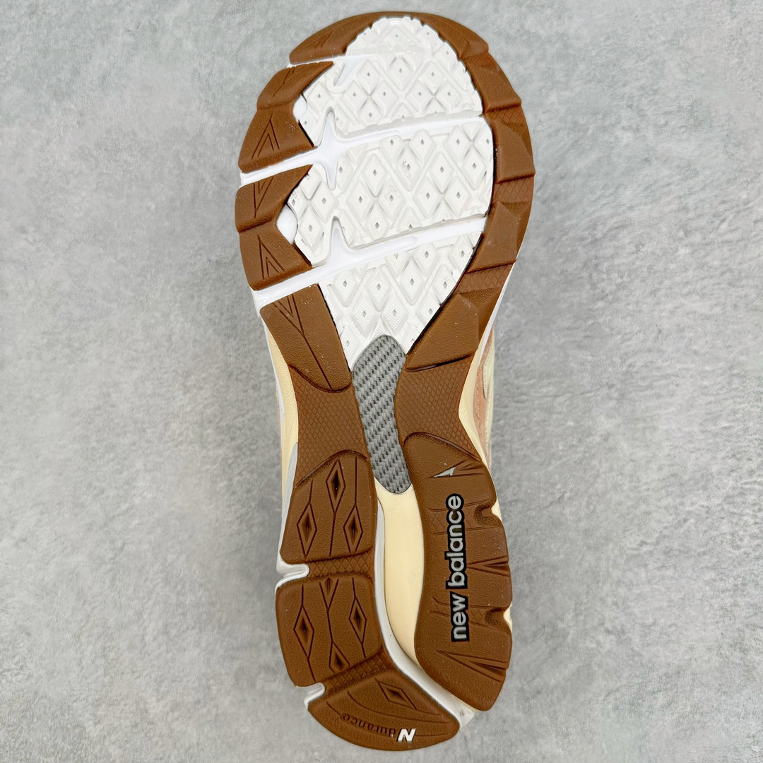 图片[9]-＃总裁 Size x New Balance M990SZ3 新百伦NB990V3 第三代总统复古慢跑鞋 联名米褐色 正确3M反光细节 原楦原纸版开发 正确6层组合底模精密开发 搭载全新碳素中底 后跟透明TPU水晶装饰条稳固 沿用了引以为傲的跑鞋手工技艺 采用猪皮绒面并包裹局部透气网面的鞋身设计 菱网鞋舌上刻有New Balance USA 鞋面依旧身着经典的大热之灰 彰显了其高端的品质身份 尺码：36 37 37.5 38 38.5 39 40 40.5 41.5 42 42.5 43 44 44.5 45 46.5-选品中心