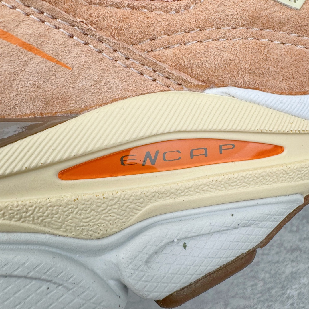 图片[22]-＃总裁 Size x New Balance M990SZ3 新百伦NB990V3 第三代总统复古慢跑鞋 联名米褐色 正确3M反光细节 原楦原纸版开发 正确6层组合底模精密开发 搭载全新碳素中底 后跟透明TPU水晶装饰条稳固 沿用了引以为傲的跑鞋手工技艺 采用猪皮绒面并包裹局部透气网面的鞋身设计 菱网鞋舌上刻有New Balance USA 鞋面依旧身着经典的大热之灰 彰显了其高端的品质身份 尺码：36 37 37.5 38 38.5 39 40 40.5 41.5 42 42.5 43 44 44.5 45 46.5-选品中心