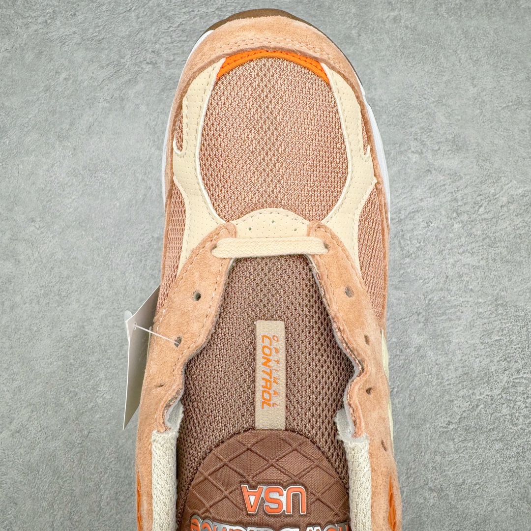 图片[4]-＃总裁 Size x New Balance M990SZ3 新百伦NB990V3 第三代总统复古慢跑鞋 联名米褐色 正确3M反光细节 原楦原纸版开发 正确6层组合底模精密开发 搭载全新碳素中底 后跟透明TPU水晶装饰条稳固 沿用了引以为傲的跑鞋手工技艺 采用猪皮绒面并包裹局部透气网面的鞋身设计 菱网鞋舌上刻有New Balance USA 鞋面依旧身着经典的大热之灰 彰显了其高端的品质身份 尺码：36 37 37.5 38 38.5 39 40 40.5 41.5 42 42.5 43 44 44.5 45 46.5-选品中心