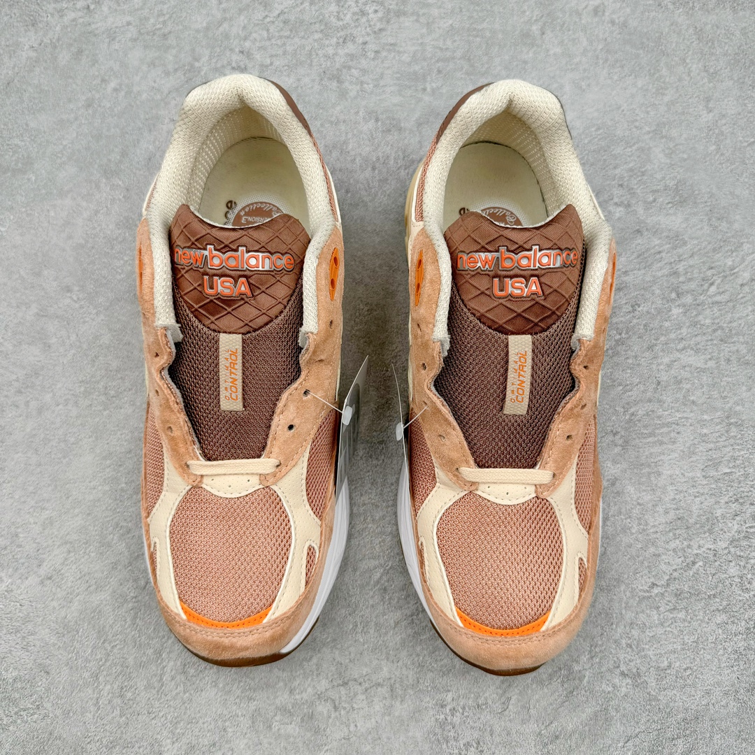 图片[2]-＃总裁 Size x New Balance M990SZ3 新百伦NB990V3 第三代总统复古慢跑鞋 联名米褐色 正确3M反光细节 原楦原纸版开发 正确6层组合底模精密开发 搭载全新碳素中底 后跟透明TPU水晶装饰条稳固 沿用了引以为傲的跑鞋手工技艺 采用猪皮绒面并包裹局部透气网面的鞋身设计 菱网鞋舌上刻有New Balance USA 鞋面依旧身着经典的大热之灰 彰显了其高端的品质身份 尺码：36 37 37.5 38 38.5 39 40 40.5 41.5 42 42.5 43 44 44.5 45 46.5-选品中心