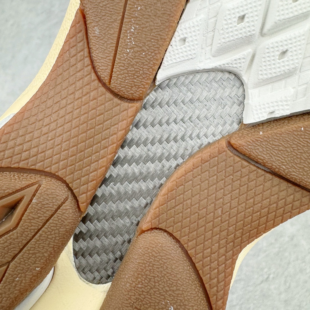 图片[23]-＃总裁 Size x New Balance M990SZ3 新百伦NB990V3 第三代总统复古慢跑鞋 联名米褐色 正确3M反光细节 原楦原纸版开发 正确6层组合底模精密开发 搭载全新碳素中底 后跟透明TPU水晶装饰条稳固 沿用了引以为傲的跑鞋手工技艺 采用猪皮绒面并包裹局部透气网面的鞋身设计 菱网鞋舌上刻有New Balance USA 鞋面依旧身着经典的大热之灰 彰显了其高端的品质身份 尺码：36 37 37.5 38 38.5 39 40 40.5 41.5 42 42.5 43 44 44.5 45 46.5-选品中心