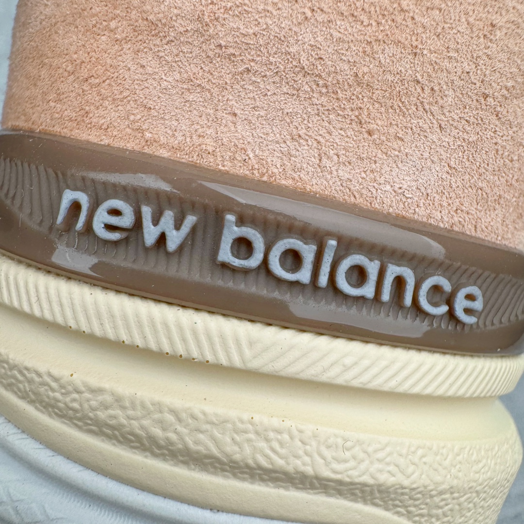 图片[18]-＃总裁 Size x New Balance M990SZ3 新百伦NB990V3 第三代总统复古慢跑鞋 联名米褐色 正确3M反光细节 原楦原纸版开发 正确6层组合底模精密开发 搭载全新碳素中底 后跟透明TPU水晶装饰条稳固 沿用了引以为傲的跑鞋手工技艺 采用猪皮绒面并包裹局部透气网面的鞋身设计 菱网鞋舌上刻有New Balance USA 鞋面依旧身着经典的大热之灰 彰显了其高端的品质身份 尺码：36 37 37.5 38 38.5 39 40 40.5 41.5 42 42.5 43 44 44.5 45 46.5-选品中心