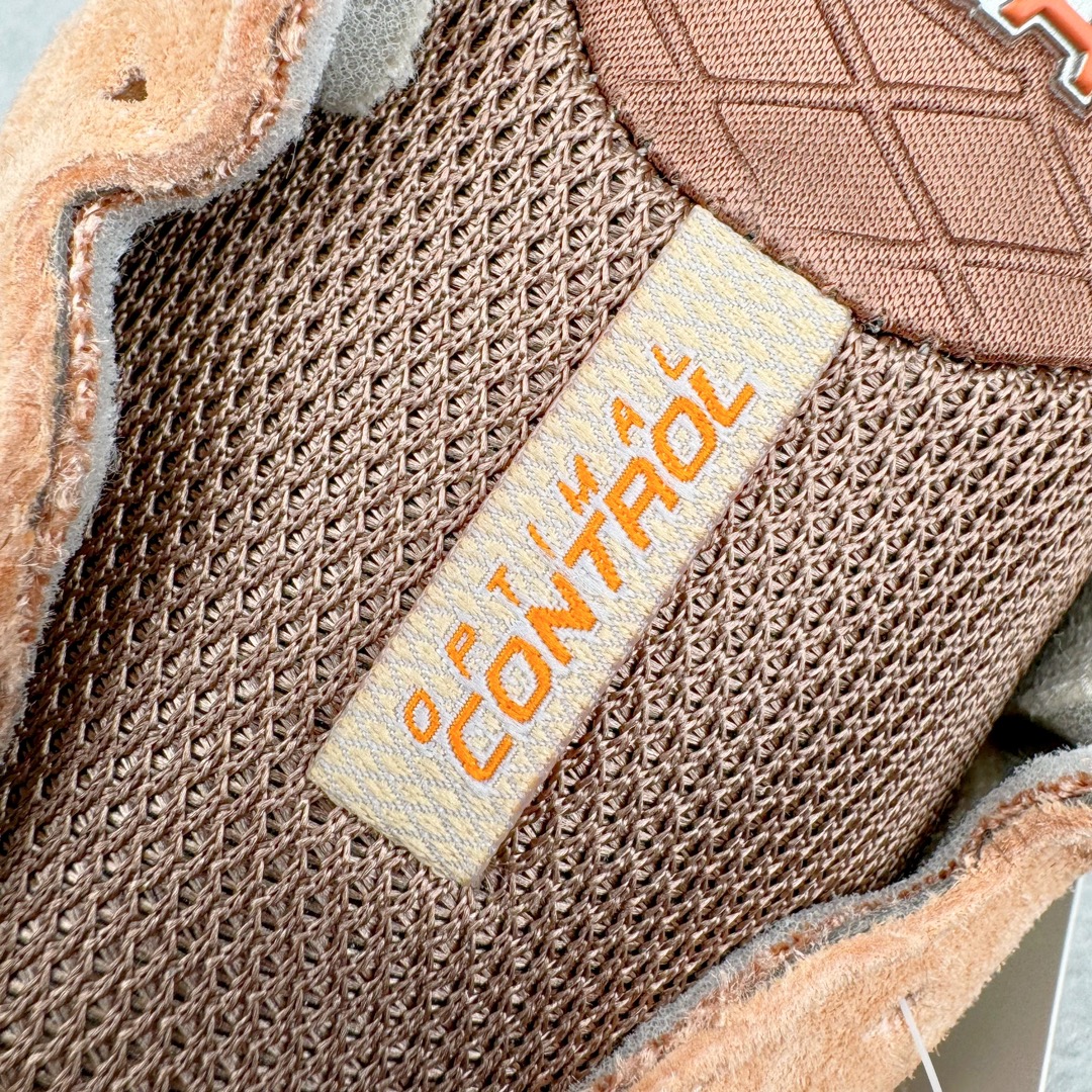 图片[14]-＃总裁 Size x New Balance M990SZ3 新百伦NB990V3 第三代总统复古慢跑鞋 联名米褐色 正确3M反光细节 原楦原纸版开发 正确6层组合底模精密开发 搭载全新碳素中底 后跟透明TPU水晶装饰条稳固 沿用了引以为傲的跑鞋手工技艺 采用猪皮绒面并包裹局部透气网面的鞋身设计 菱网鞋舌上刻有New Balance USA 鞋面依旧身着经典的大热之灰 彰显了其高端的品质身份 尺码：36 37 37.5 38 38.5 39 40 40.5 41.5 42 42.5 43 44 44.5 45 46.5-选品中心