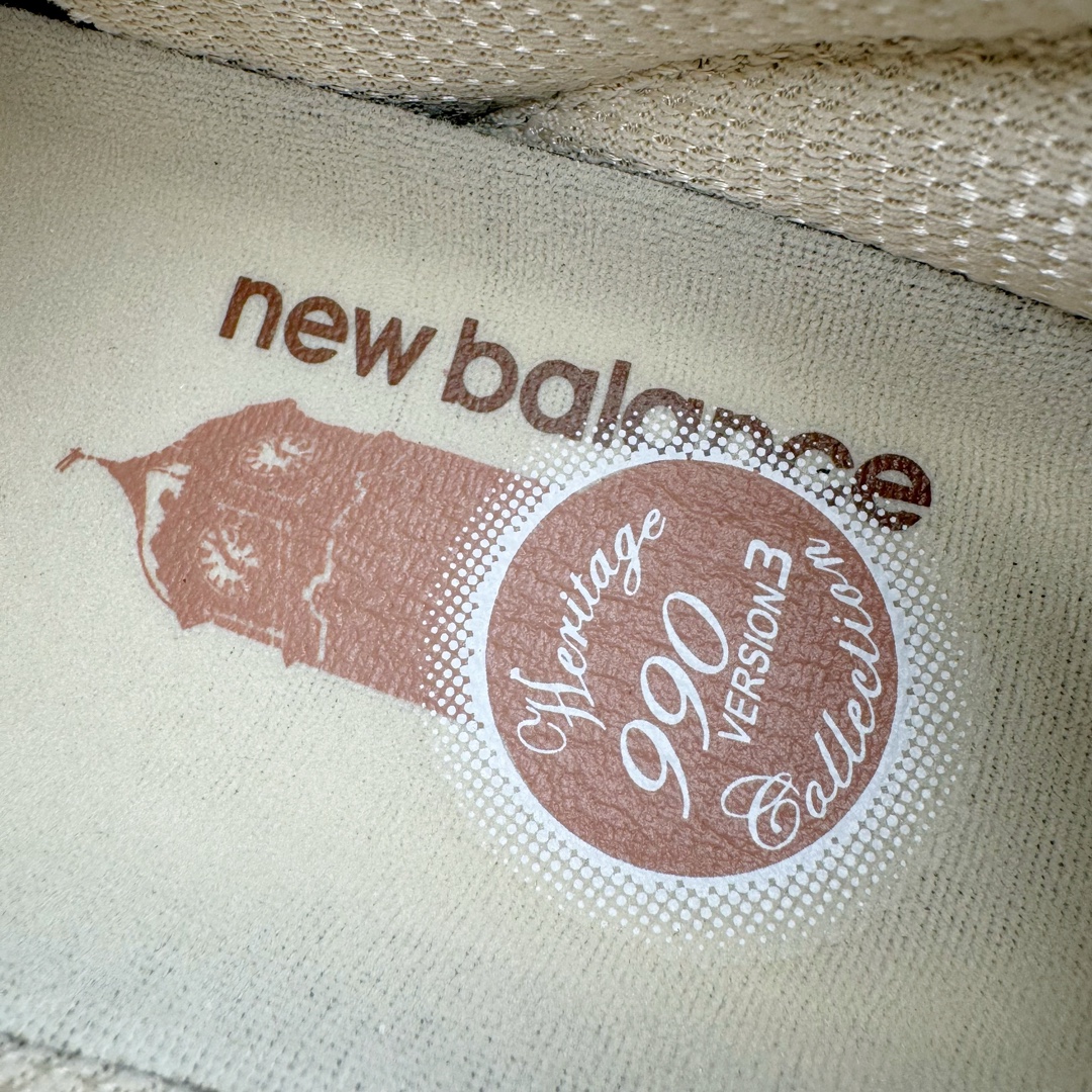图片[12]-＃总裁 Size x New Balance M990SZ3 新百伦NB990V3 第三代总统复古慢跑鞋 联名米褐色 正确3M反光细节 原楦原纸版开发 正确6层组合底模精密开发 搭载全新碳素中底 后跟透明TPU水晶装饰条稳固 沿用了引以为傲的跑鞋手工技艺 采用猪皮绒面并包裹局部透气网面的鞋身设计 菱网鞋舌上刻有New Balance USA 鞋面依旧身着经典的大热之灰 彰显了其高端的品质身份 尺码：36 37 37.5 38 38.5 39 40 40.5 41.5 42 42.5 43 44 44.5 45 46.5-选品中心