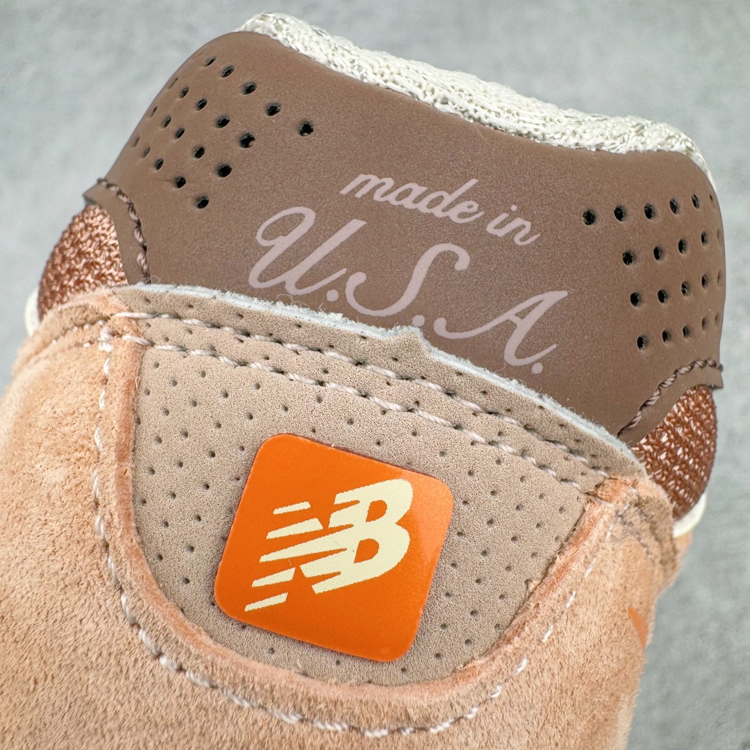 图片[20]-＃总裁 Size x New Balance M990SZ3 新百伦NB990V3 第三代总统复古慢跑鞋 联名米褐色 正确3M反光细节 原楦原纸版开发 正确6层组合底模精密开发 搭载全新碳素中底 后跟透明TPU水晶装饰条稳固 沿用了引以为傲的跑鞋手工技艺 采用猪皮绒面并包裹局部透气网面的鞋身设计 菱网鞋舌上刻有New Balance USA 鞋面依旧身着经典的大热之灰 彰显了其高端的品质身份 尺码：36 37 37.5 38 38.5 39 40 40.5 41.5 42 42.5 43 44 44.5 45 46.5-选品中心