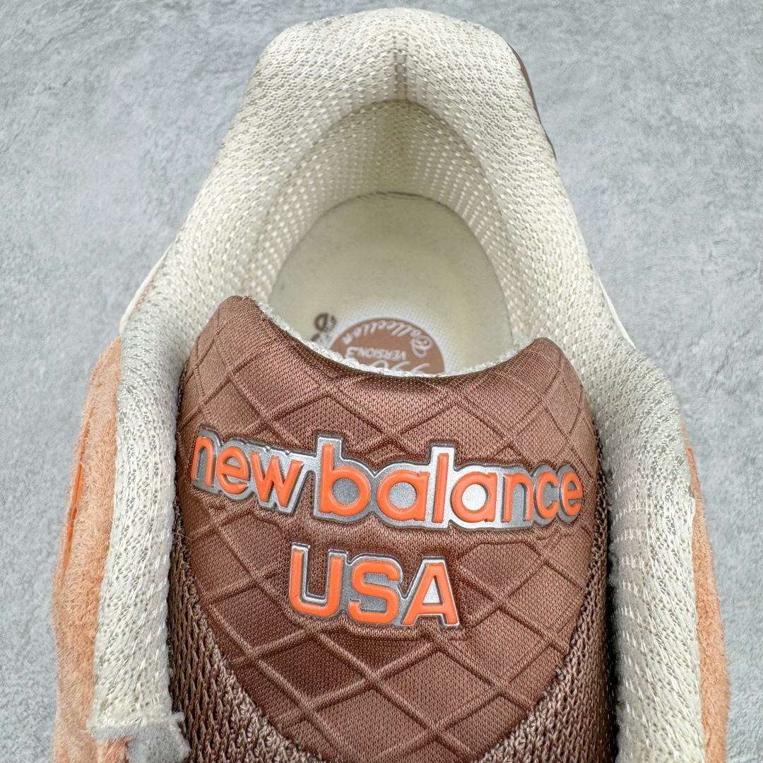 图片[15]-＃总裁 Size x New Balance M990SZ3 新百伦NB990V3 第三代总统复古慢跑鞋 联名米褐色 正确3M反光细节 原楦原纸版开发 正确6层组合底模精密开发 搭载全新碳素中底 后跟透明TPU水晶装饰条稳固 沿用了引以为傲的跑鞋手工技艺 采用猪皮绒面并包裹局部透气网面的鞋身设计 菱网鞋舌上刻有New Balance USA 鞋面依旧身着经典的大热之灰 彰显了其高端的品质身份 尺码：36 37 37.5 38 38.5 39 40 40.5 41.5 42 42.5 43 44 44.5 45 46.5-选品中心