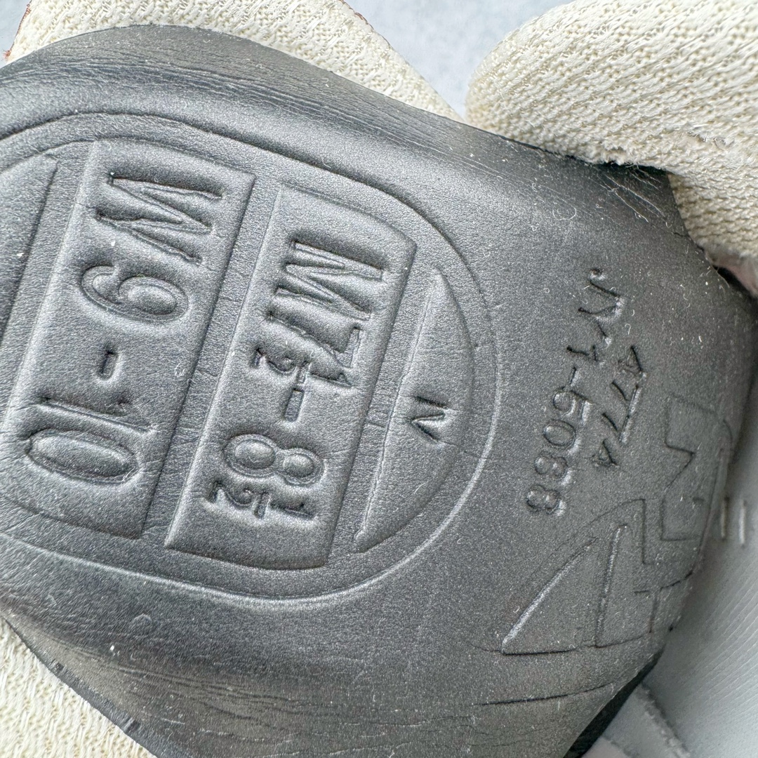 图片[10]-＃总裁 Size x New Balance M990SZ3 新百伦NB990V3 第三代总统复古慢跑鞋 联名米褐色 正确3M反光细节 原楦原纸版开发 正确6层组合底模精密开发 搭载全新碳素中底 后跟透明TPU水晶装饰条稳固 沿用了引以为傲的跑鞋手工技艺 采用猪皮绒面并包裹局部透气网面的鞋身设计 菱网鞋舌上刻有New Balance USA 鞋面依旧身着经典的大热之灰 彰显了其高端的品质身份 尺码：36 37 37.5 38 38.5 39 40 40.5 41.5 42 42.5 43 44 44.5 45 46.5-选品中心