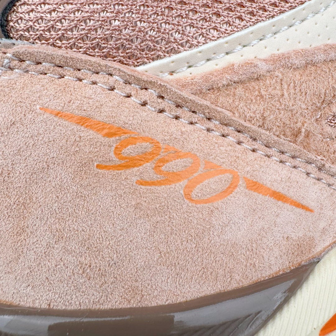 图片[21]-＃总裁 Size x New Balance M990SZ3 新百伦NB990V3 第三代总统复古慢跑鞋 联名米褐色 正确3M反光细节 原楦原纸版开发 正确6层组合底模精密开发 搭载全新碳素中底 后跟透明TPU水晶装饰条稳固 沿用了引以为傲的跑鞋手工技艺 采用猪皮绒面并包裹局部透气网面的鞋身设计 菱网鞋舌上刻有New Balance USA 鞋面依旧身着经典的大热之灰 彰显了其高端的品质身份 尺码：36 37 37.5 38 38.5 39 40 40.5 41.5 42 42.5 43 44 44.5 45 46.5-选品中心