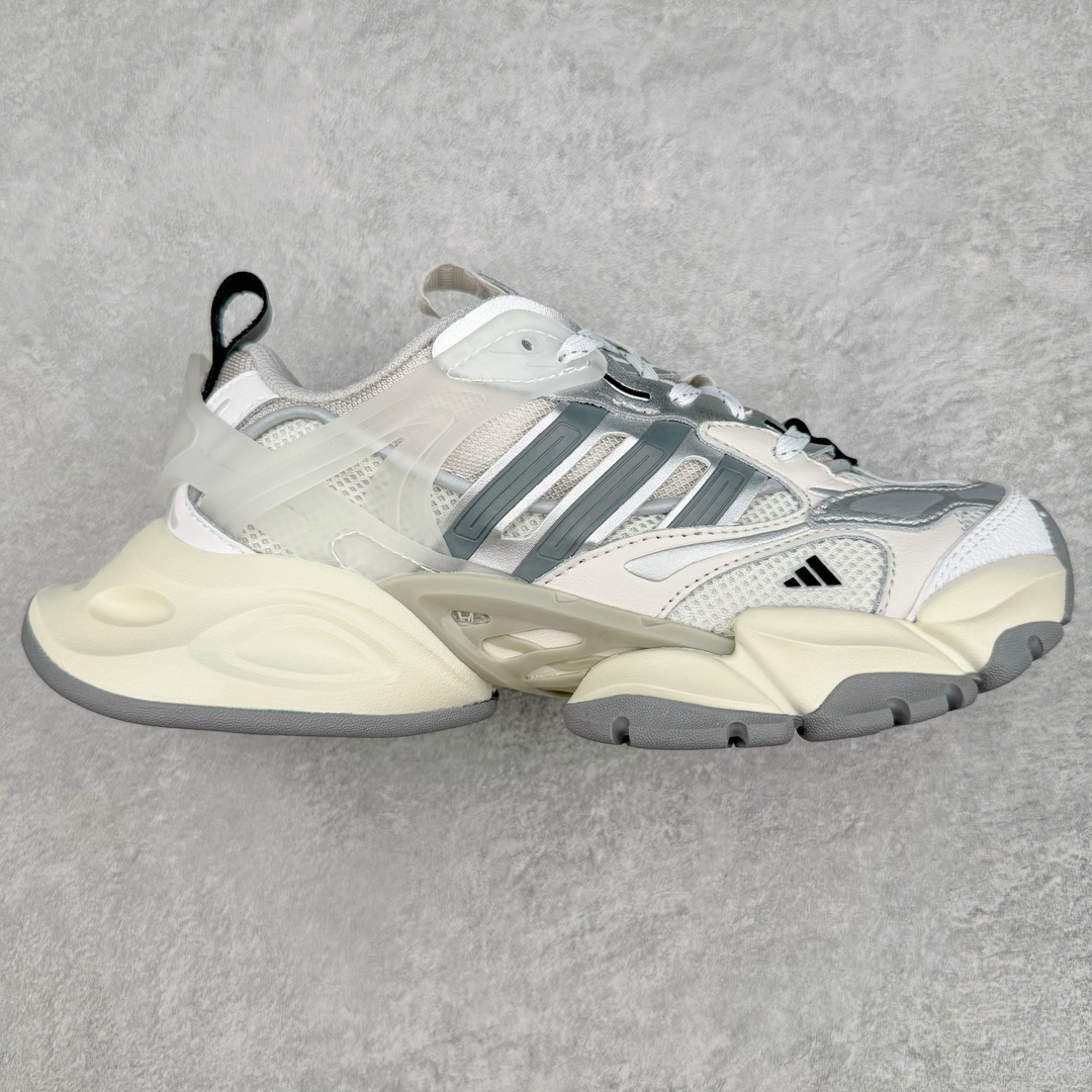 ＃HP纯原 AD XLG Runner Deluxe 跑步者豪华版系列低帮厚底增高老爹风复古缓震休闲运动慢跑鞋 JP5761 自从阿迪达斯和巴黎世家合作后，没少出双方联名的平替。结果根据最新情报，阿迪现在已经把手伸到了巴家爆款3XL的身上，新鞋Xlg Runner Deluxe实物曝光，emm，鞋款整体一眼丁真是巴黎世家Track＋3XL大底的缝合怪版本，要不是鞋侧明晃晃的adidas三道杠Logo，估计各位看了都得蒙。这波不能说是完全复制巴黎世家，但也多少有点借鉴的味道了。新鞋基本就是在阿迪经典\\\