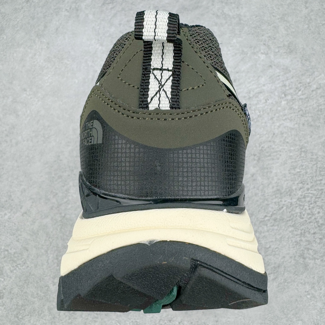 图片[8]-THE NORTH FACE 北面防滑耐磨防水低帮户外功能鞋 有许多相当专业的户外爱好者 非常关心像是越野跑、专业登山鞋等一系列的户外鞋款开箱 本次介绍比较不一样的休闲机能鞋 带来登山朋友爱用的户外品牌北面The North Face的休闲系列徒步鞋款介绍，希望能提供大家于生活与轻旅行的不同选择。不少户外运动爱好者喜欢的专业登山品牌（北面）The North Face自1966年创立，由两位热爱登山徒步的年轻登山者于美西旧金山开创，不断透过研发与创新，并且将最先进的技术结合在服装与鞋款设计，生产多种外型帅气且专业能力非常强的户外服饰，备受欢迎。户外版有许多相当专业的户外爱好者，非常关心像是越野跑、专业登山鞋等一系列的户外鞋款开箱，本次介绍比较不一样的休闲机能鞋，带来登山朋友爱用的户外品牌北面The North Face的休闲系列徒步鞋款介绍，希望能提供大家于生活与轻旅行的不同选择。此鞋并非归类在专业登山鞋家族中，而是以高性价比、适合日常训练作为主推卖点，对登山初学的朋友来说，这双鞋耐磨与耐穿程度更是入手的绝佳理由，但是对进阶登山者而言，此鞋可能无法战胜难度更高的徒步登山路线。脚感与登山靴的稳健非常不一样，也不是越野跑鞋的野性、更非慢跑鞋的敏捷，个人觉得此鞋足感非常独特，XtraFoam中底的泡沫材质非常柔软，即使没有鞋带系统辅助，但是EXTS外底抓地系统底纹够深，每一步都十分平稳。尺码：36 36.5 37.5 38 38.5 39 40 40.5 41 42 42.5 43 44 44.5 45-选品中心