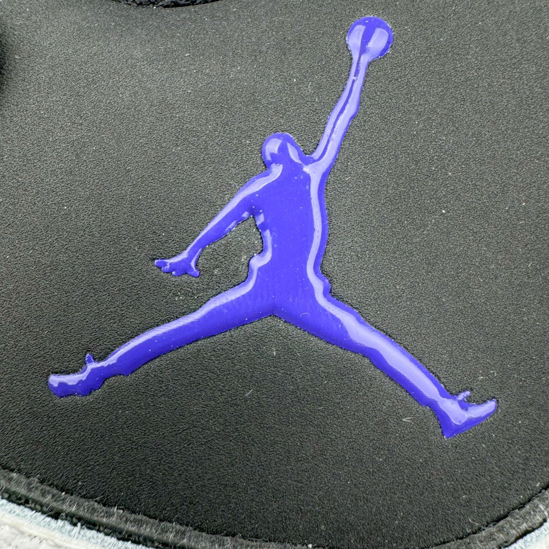 图片[16]-＃PB纯原福利 Air Jordan Courtside AJ23 简版中帮复古休闲运动文化篮球鞋 AR1000-104 市面唯一纯原批次 全套原纸板楦头开发 原厂大底磨具加持立体防滑纹理 原装可视Air Sole气垫 原汁原味最完美的版型 唯一正确鞋头趴度弧度高度鞋身腰线 作为AJ3到AJ4之间的过渡产品 之所以被称为AJ3的简版 它们的造型非常的相似但是也有一些差异 鞋面采用耐磨的牛剖层和人造革鞋面搭配 后跟可以明显看见Air Max气垫 出色的包裹效果让鞋子脚感非常舒适 也让脚掌以及脚面更加的贴合鞋子 在双脚落地产生冲击力的同时 可视气垫可以有效减缓力道 提高鞋子整体的稳定性 既能起到减震的作用 又能保证双足舒适的脚感 另外灵敏的Phylon中底以及鞋帮的设计 锁住双足 也为前掌提供了有效的包裹 内衬部分采用了透气的织物材料 为脚部的舒适脚感提供了充足的条件 最后就是大底部分 大底采用的是橡胶材质 无论是日常压马路还是简单的运动 都是可以驾驭 鞋底水波纹以及其他不规则图案 也保障了鞋子充足的防滑性以及耐磨性 尺码：36 36.5 37.5 38 38.5 39 40 40.5 41 42 42.5 43 44 45 46 47.5-选品中心